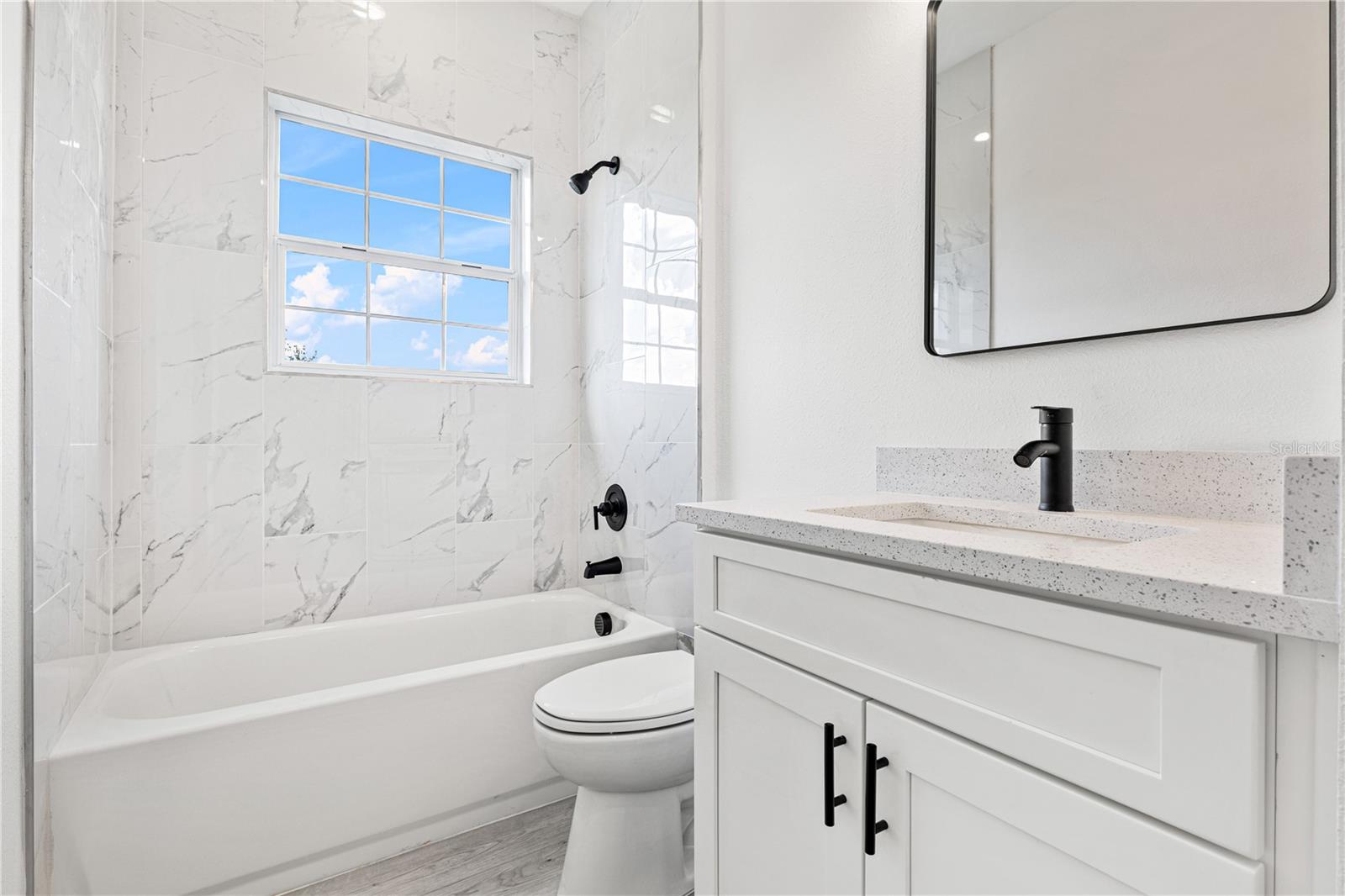 Image 29 of 37 For 916 Desmoines Way