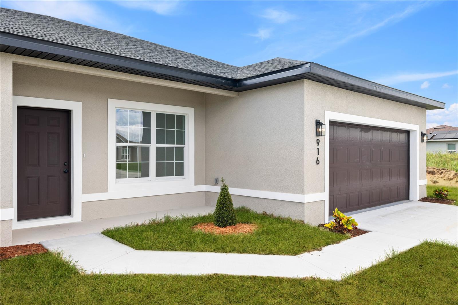 Image 3 of 37 For 916 Desmoines Way