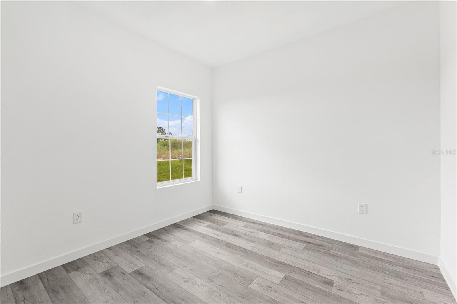 Image 30 of 37 For 916 Desmoines Way