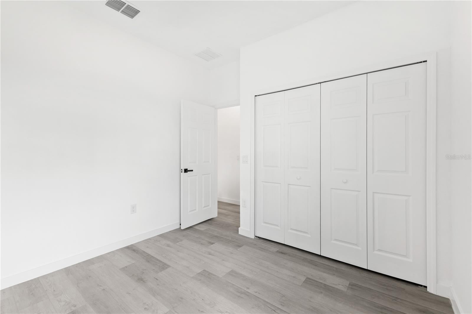 Image 31 of 37 For 916 Desmoines Way