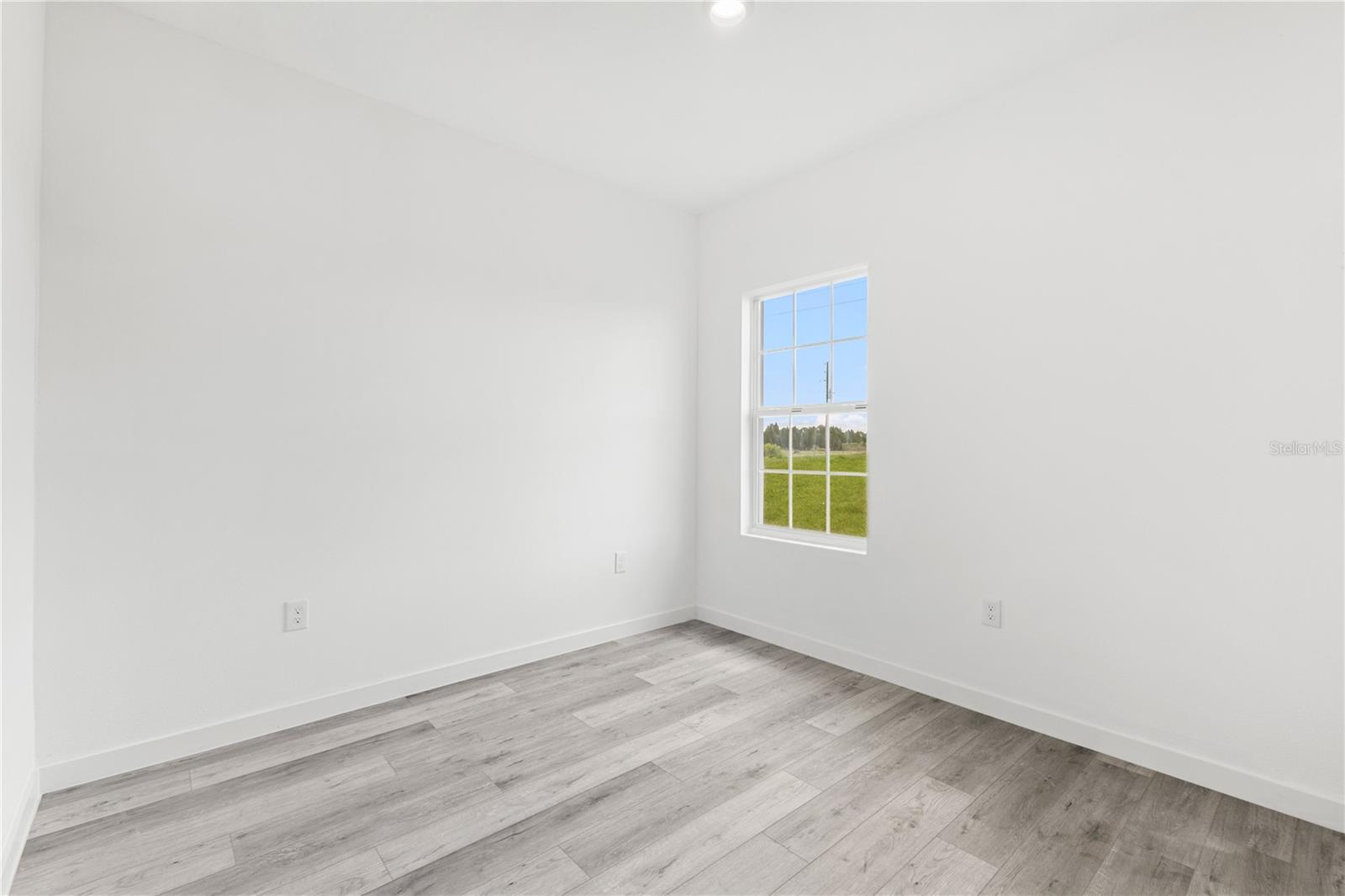 Image 32 of 37 For 916 Desmoines Way