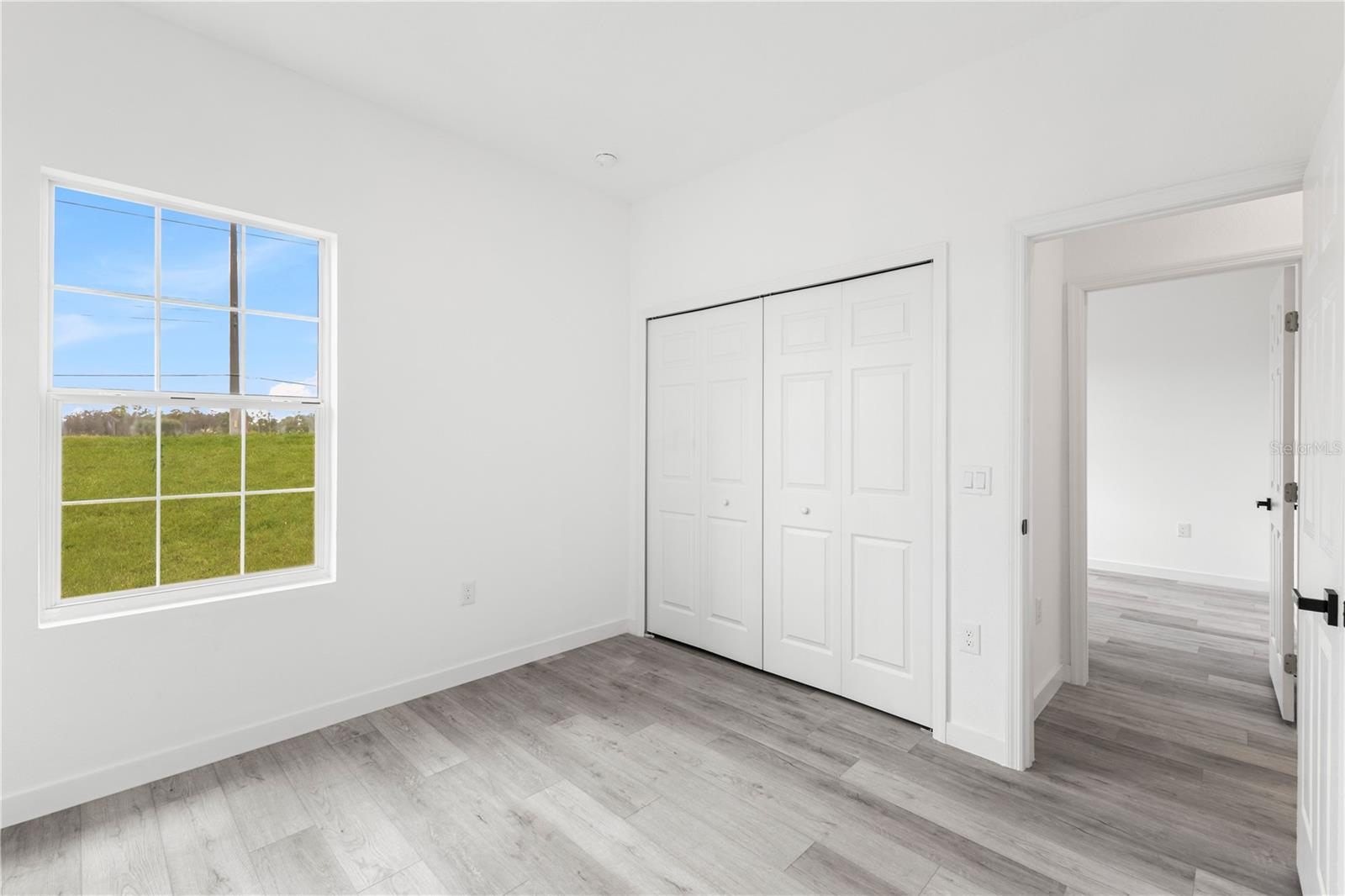 Image 33 of 37 For 916 Desmoines Way