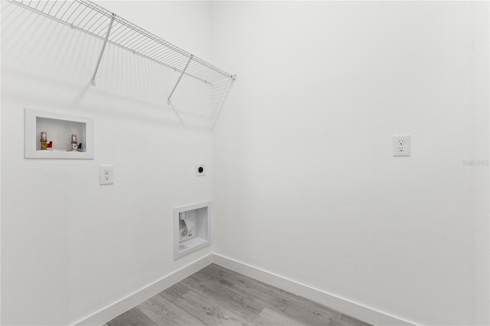 Image 35 of 37 For 916 Desmoines Way