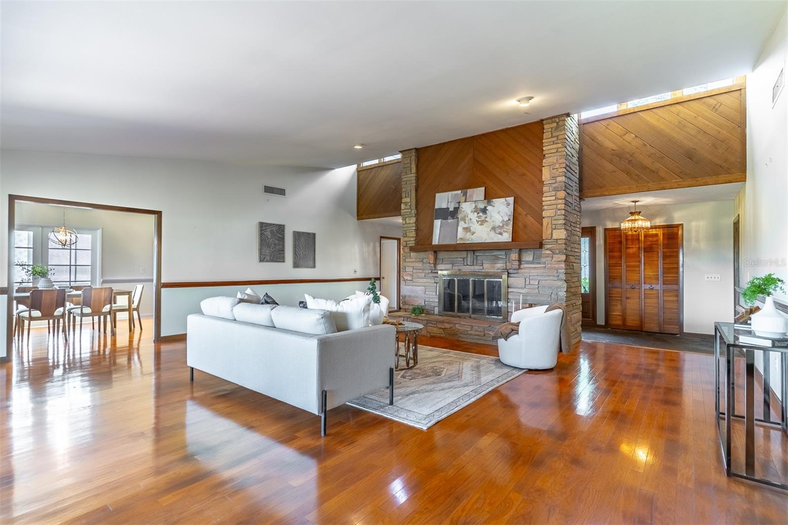 Image 11 of 36 For 320 Cambridge Drive