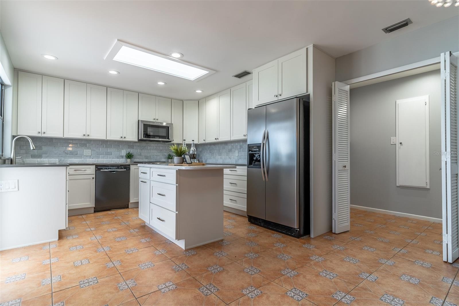 Image 14 of 36 For 320 Cambridge Drive