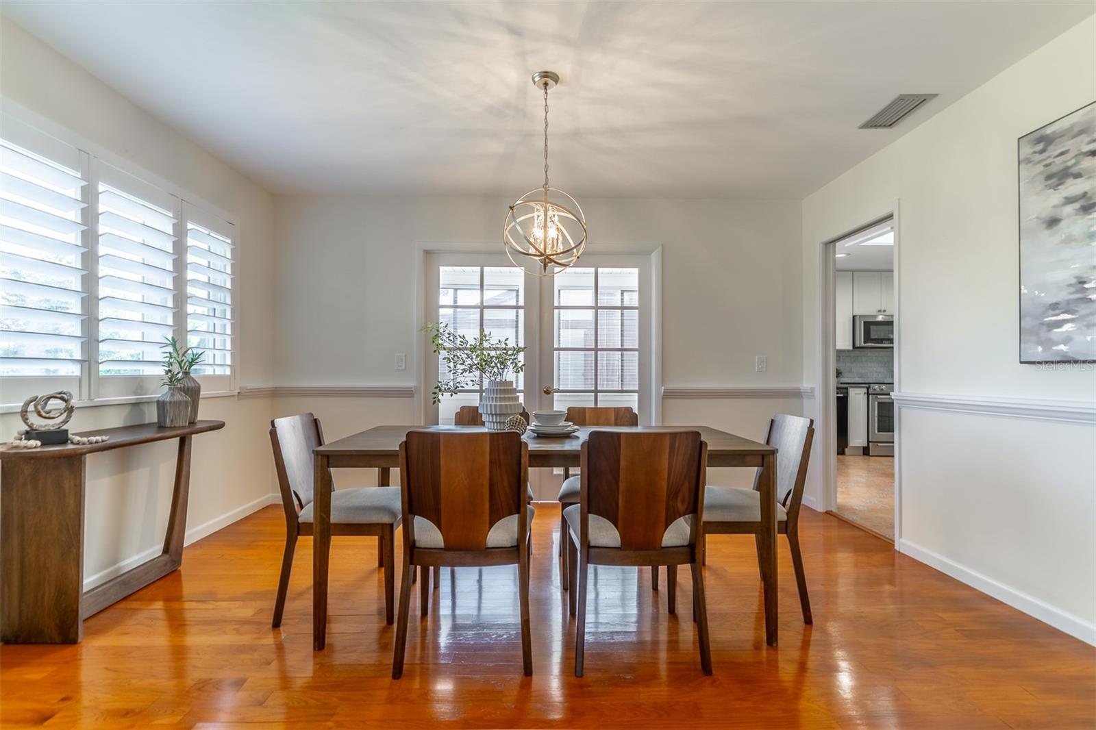 Image 18 of 36 For 320 Cambridge Drive