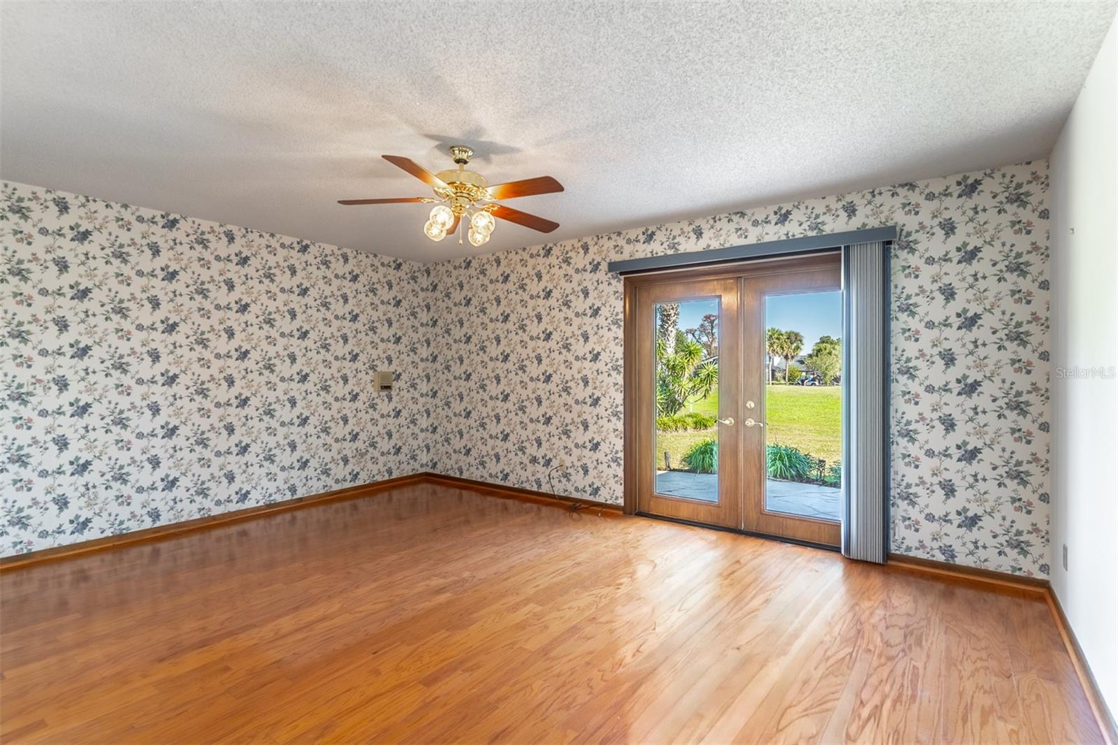 Image 19 of 36 For 320 Cambridge Drive