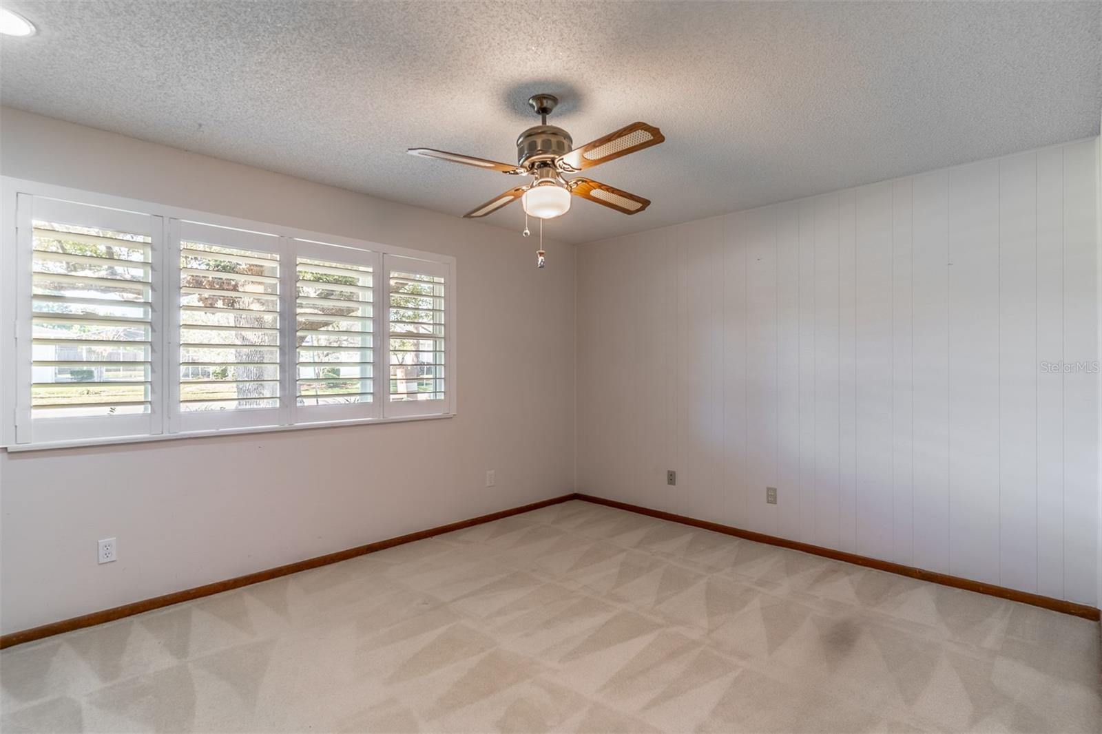 Image 24 of 36 For 320 Cambridge Drive