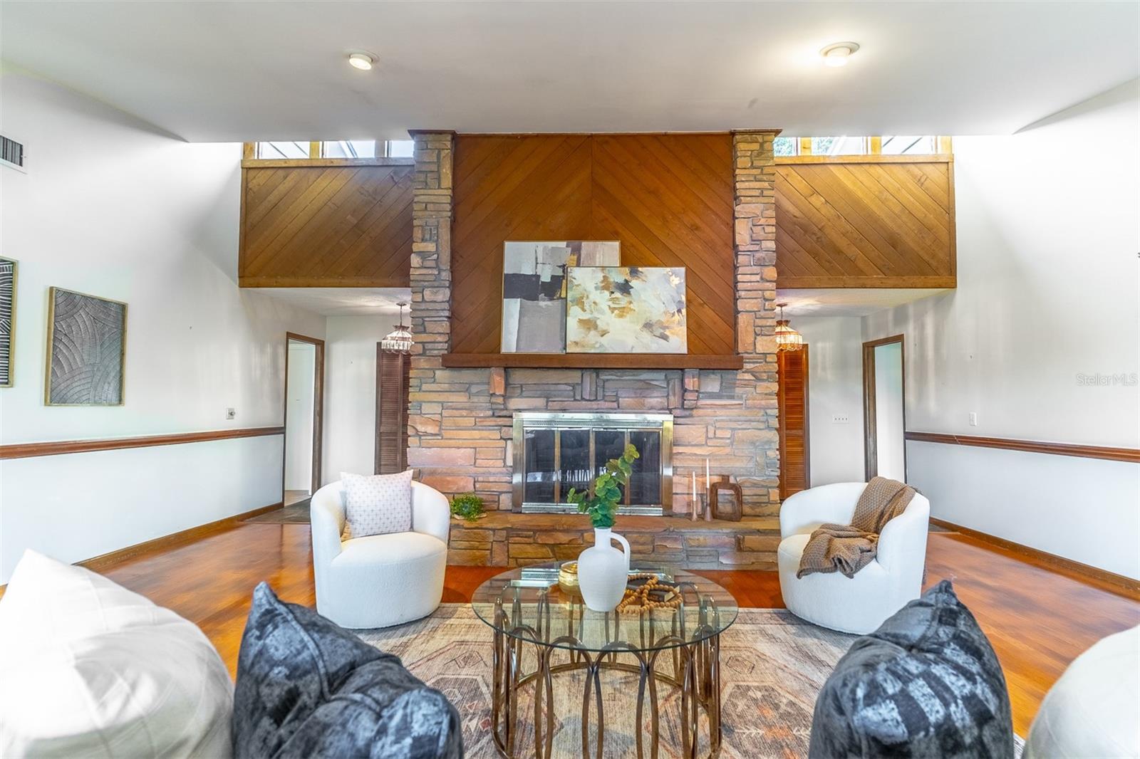 Image 3 of 36 For 320 Cambridge Drive