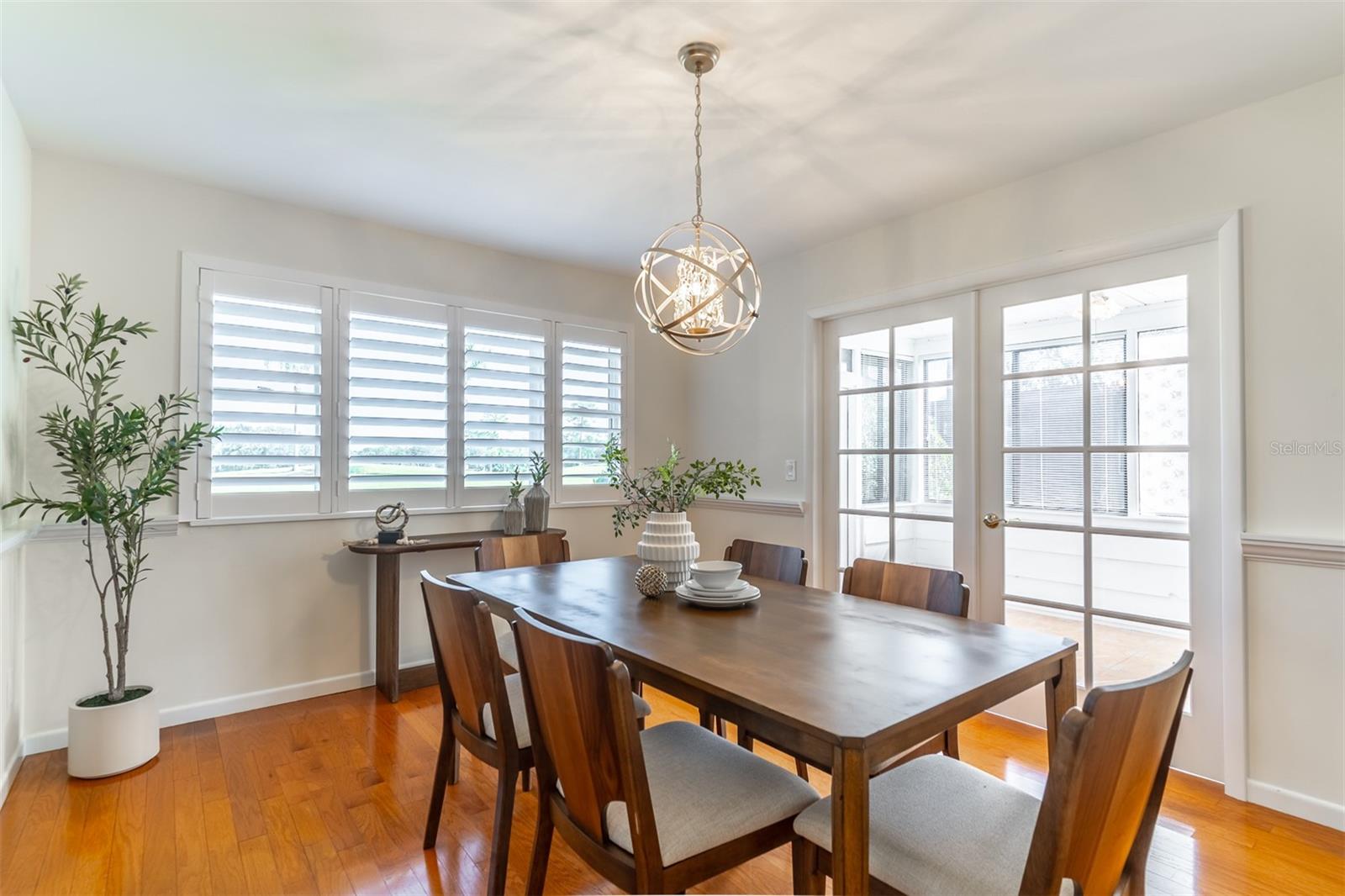 Image 4 of 36 For 320 Cambridge Drive