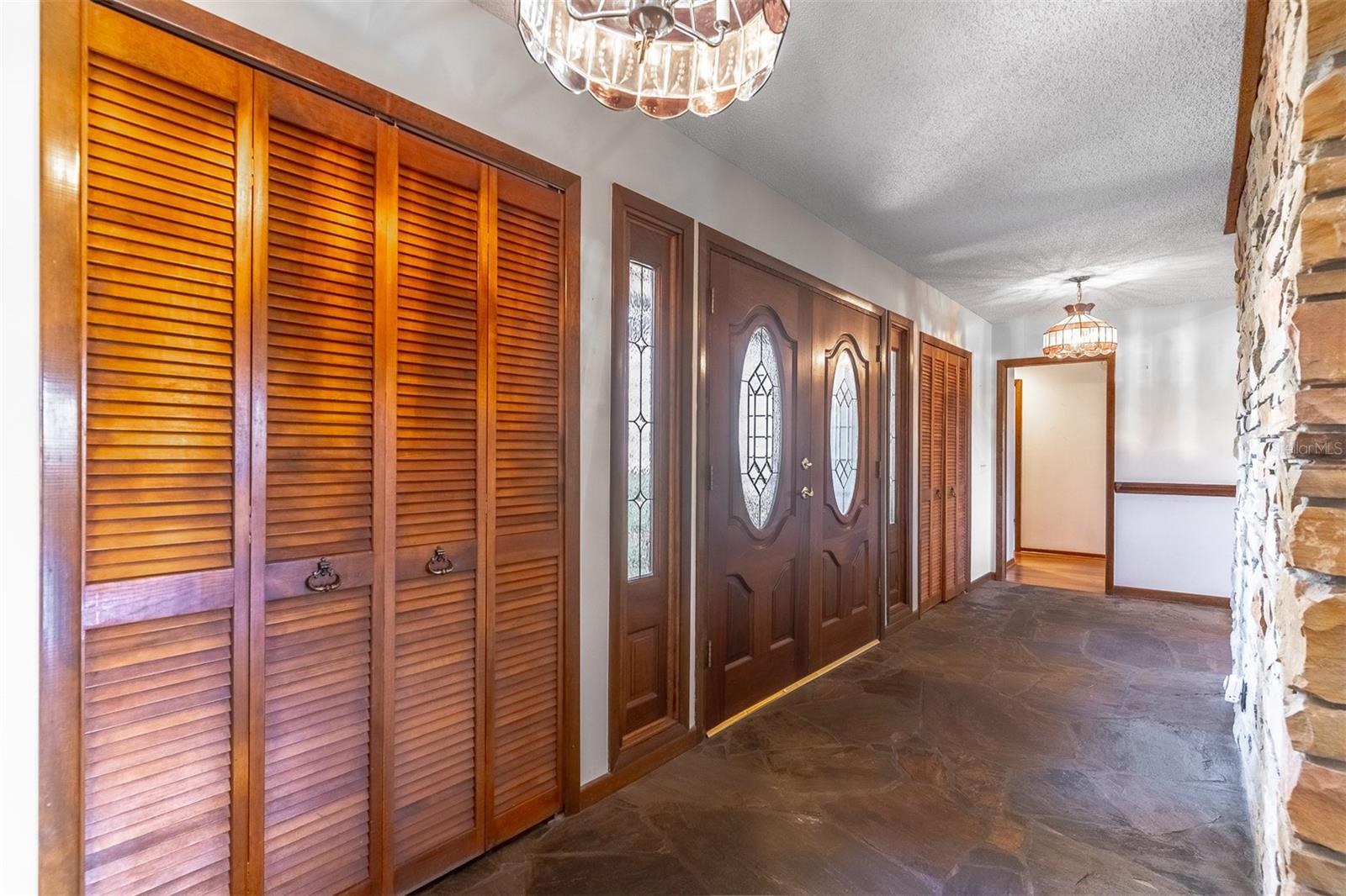 Image 9 of 36 For 320 Cambridge Drive