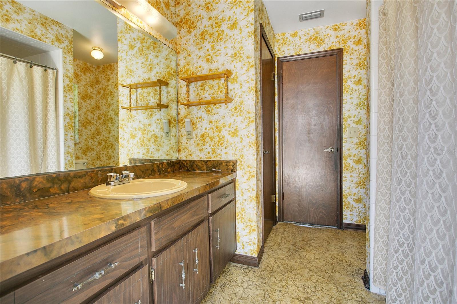 Image 17 of 36 For 4490 Foxchase Drive