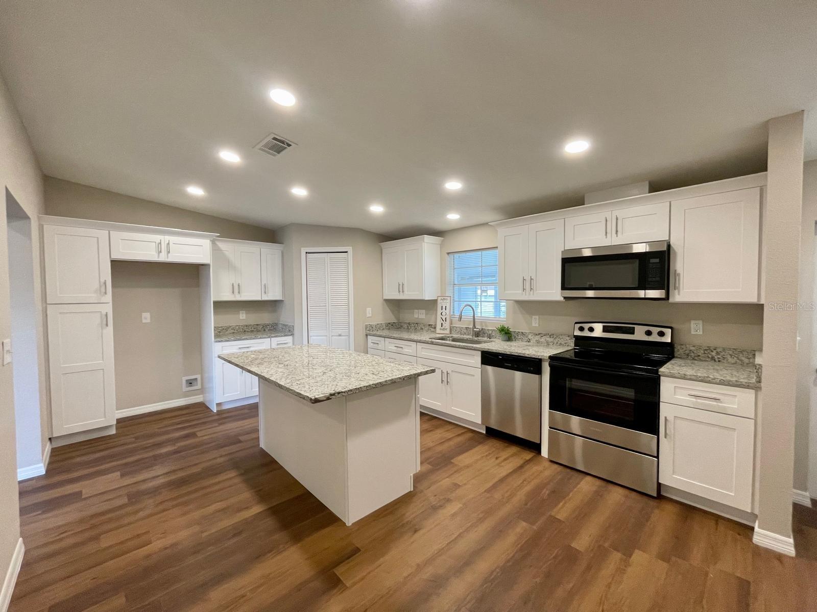 Image 9 of 37 For 14025 Royal Fern Way