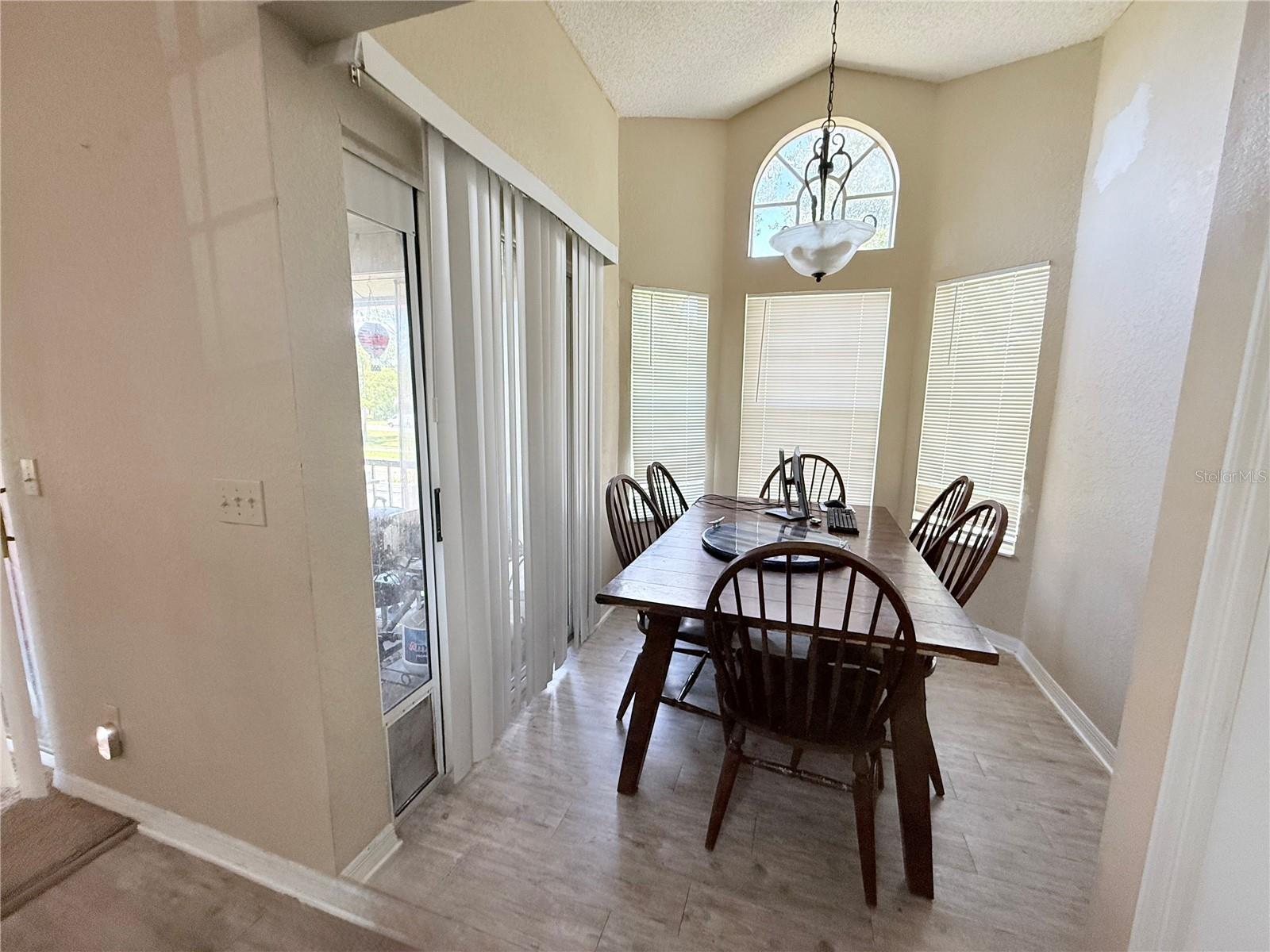 Image 11 of 33 For 905 Northern Dancer Way 207