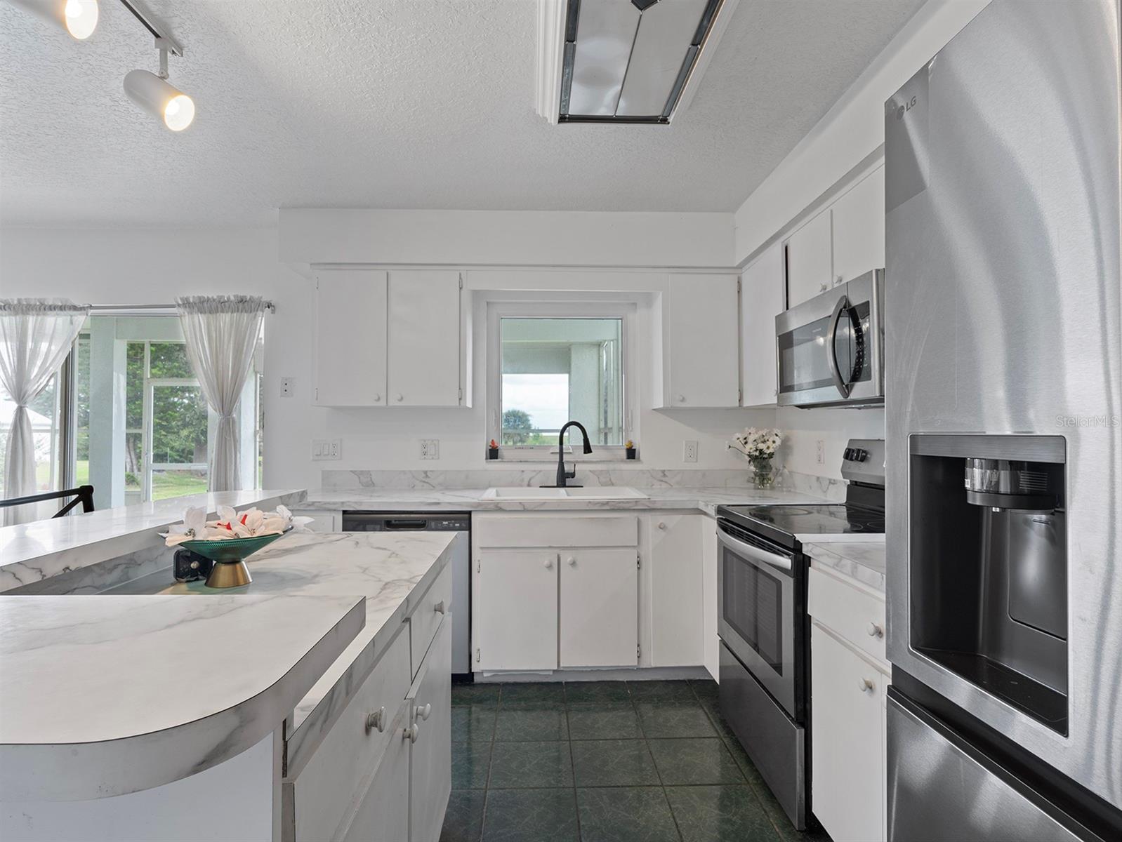 Image 17 of 73 For 3480 Lakeshore Boulevard