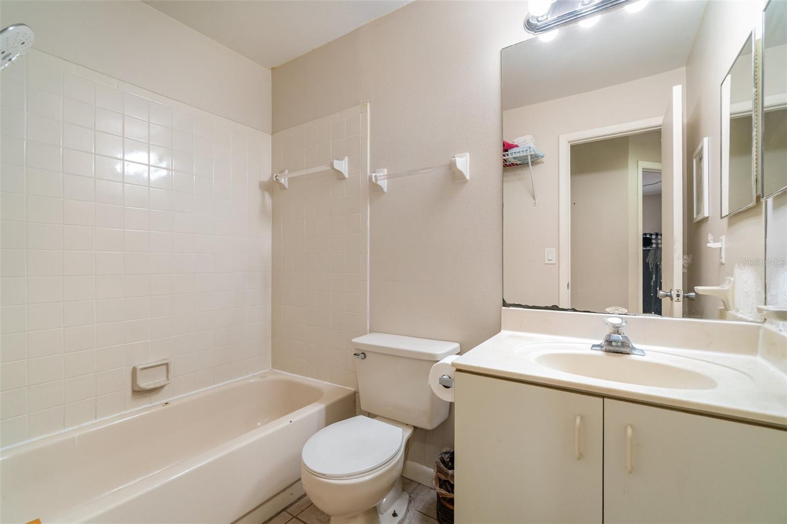 Image 27 of 34 For 2560 Woodgate Boulevard 207