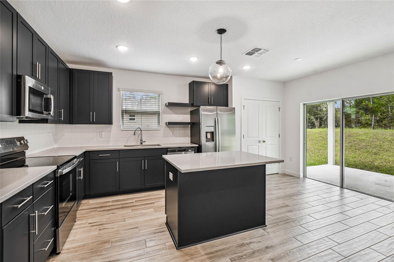 Image 3 of 23 For 2111 Landmark Drive #16