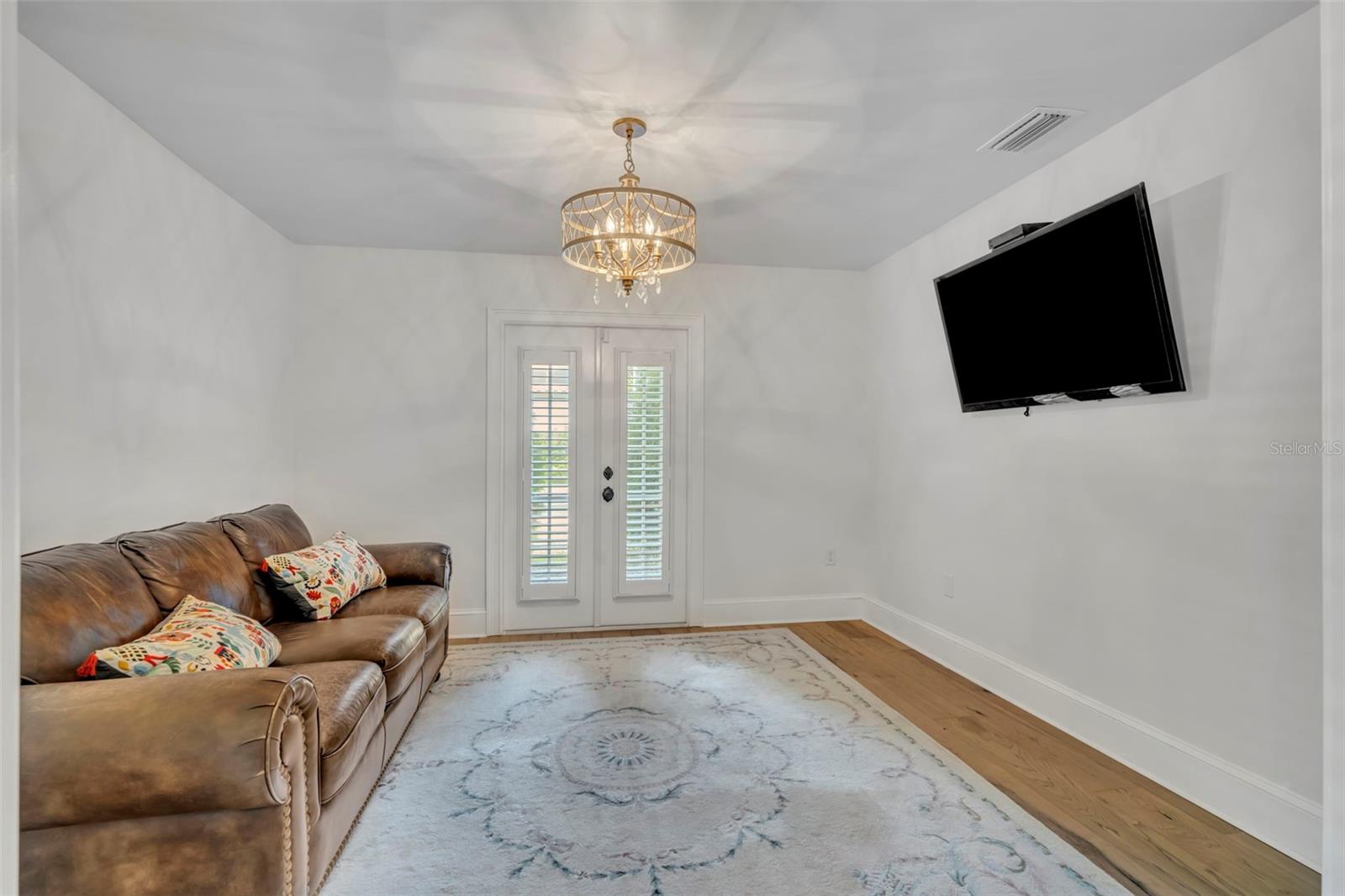 Image 20 of 49 For 1571 Lasbury Avenue