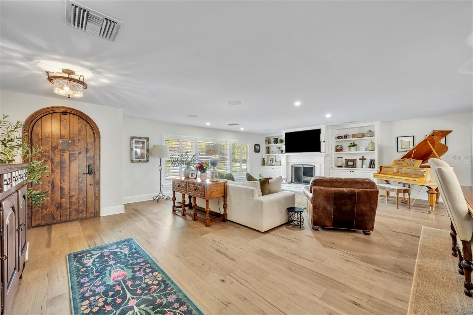 Image 4 of 49 For 1571 Lasbury Avenue