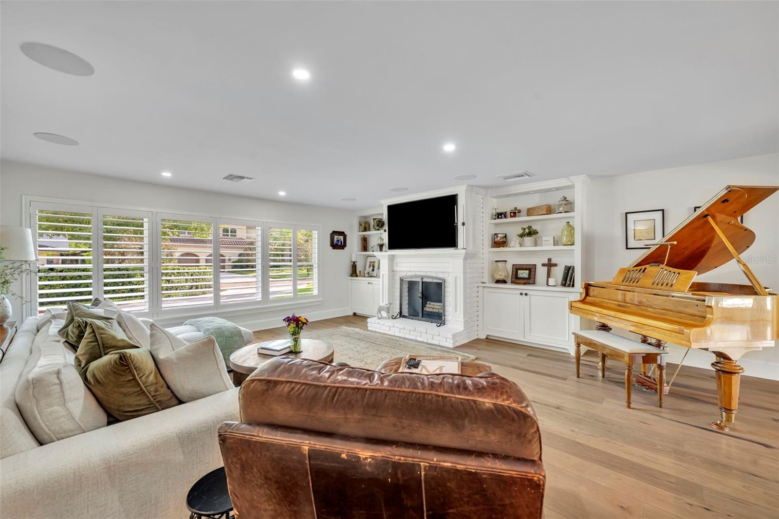 Image 5 of 49 For 1571 Lasbury Avenue