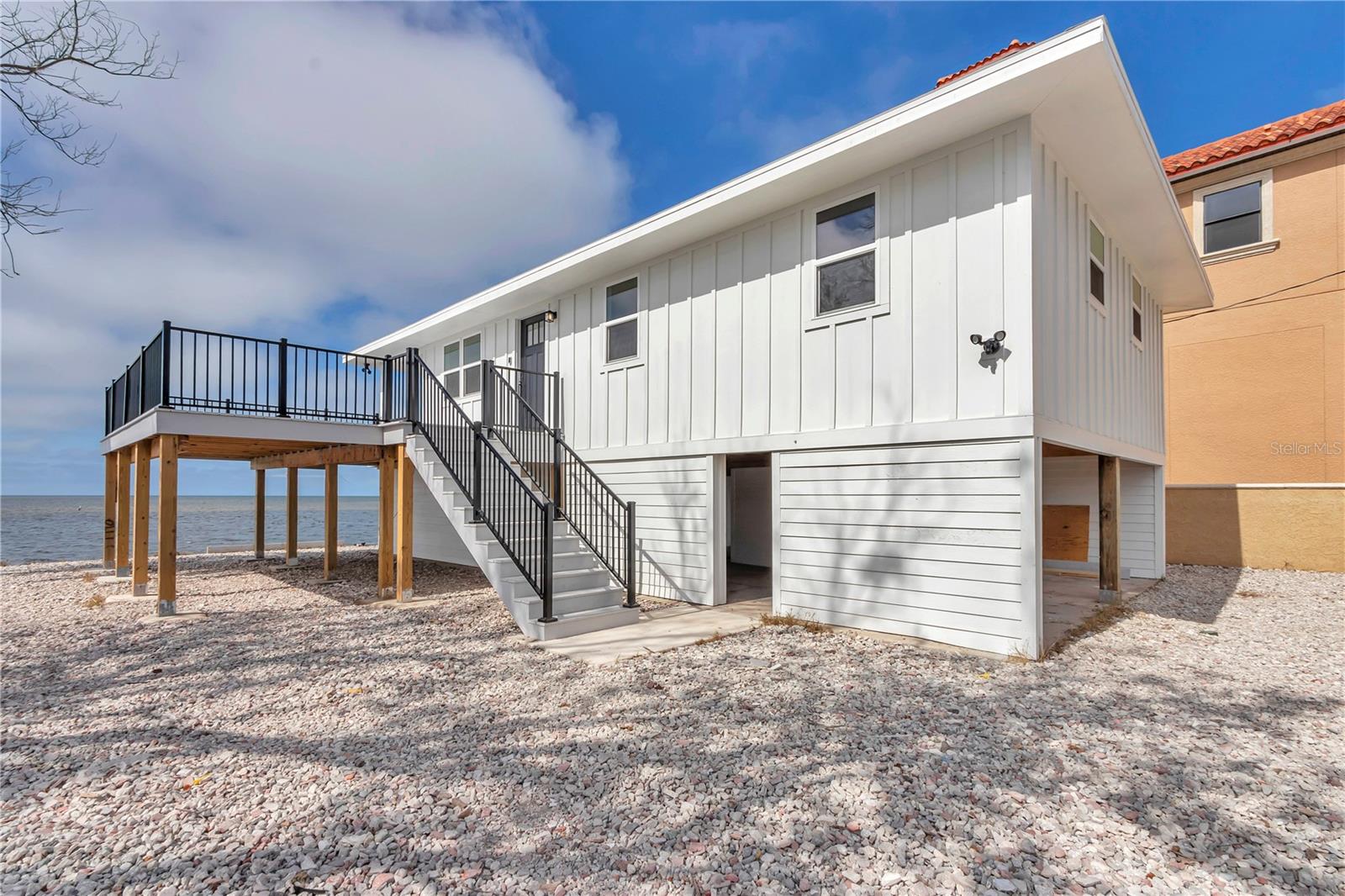 Listing photo id 3 for 6417 Driftwood Drive