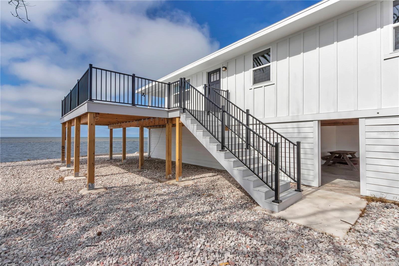 Listing photo id 4 for 6417 Driftwood Drive