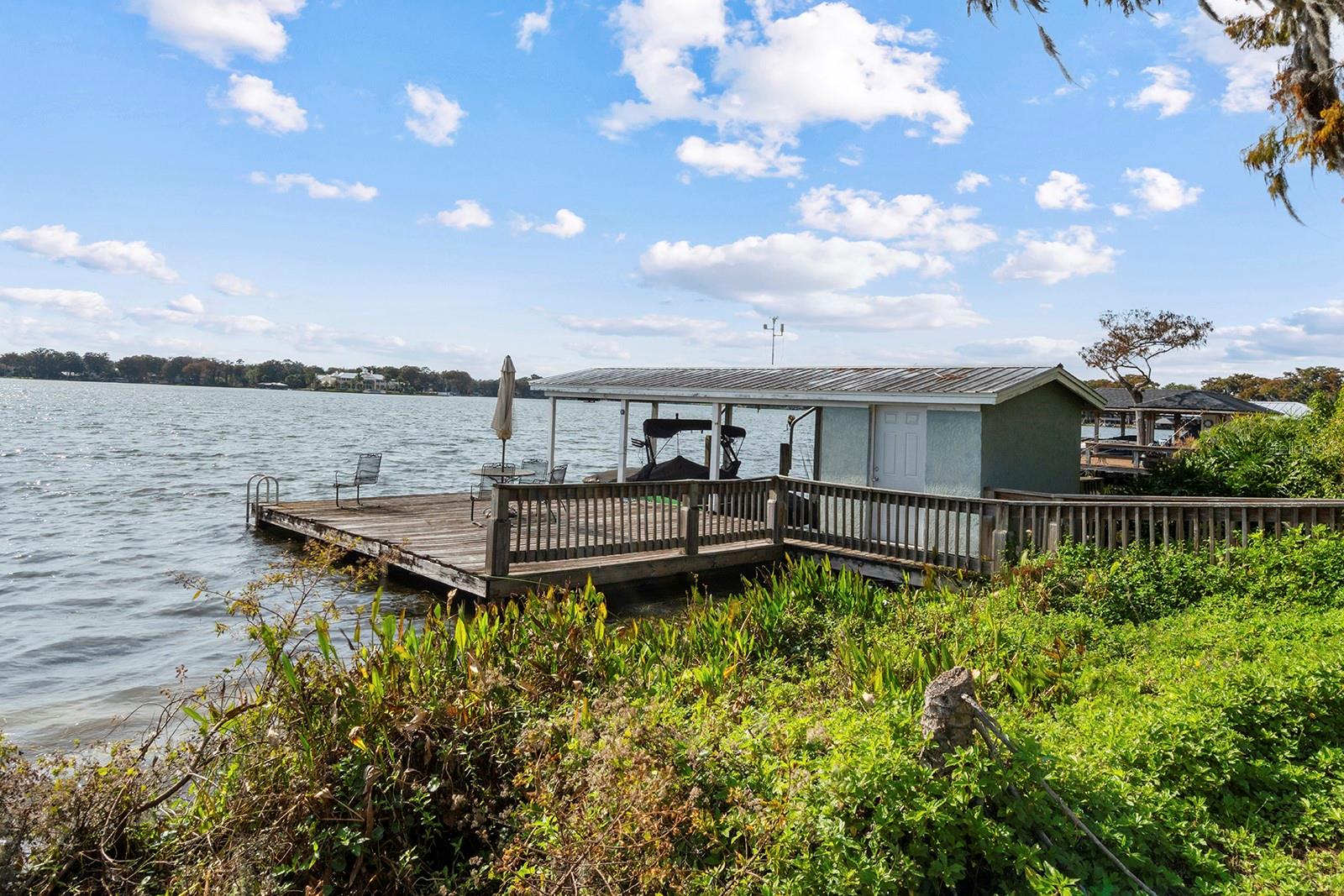 Listing photo id 4 for 125 Whitecaps Circle