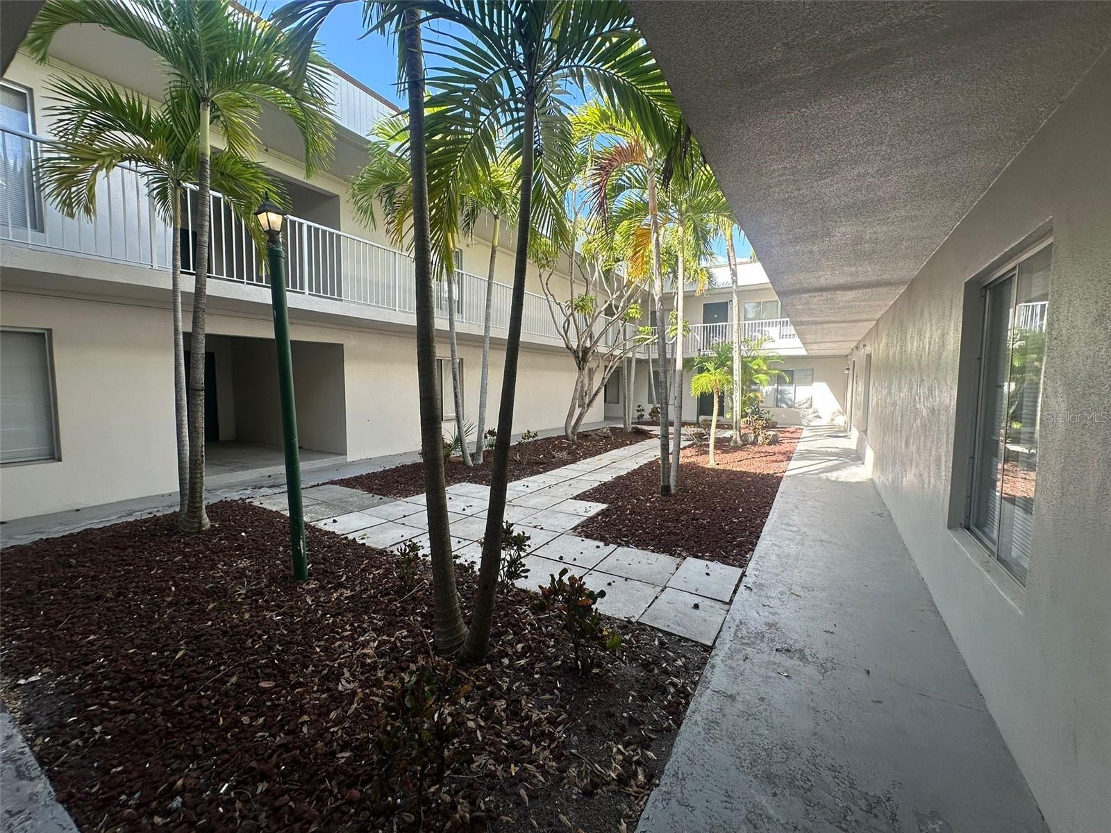 Image 14 of 31 For 1830 Maravilla Avenue 314