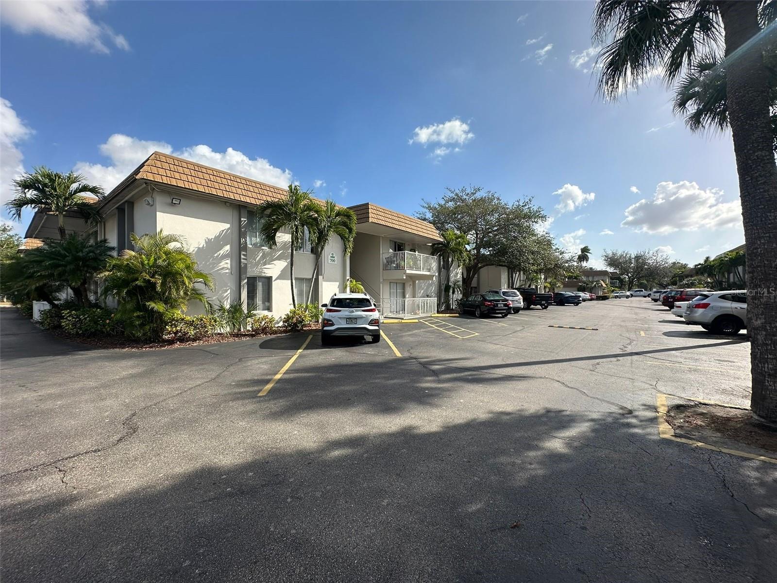Image 16 of 31 For 1830 Maravilla Avenue 314