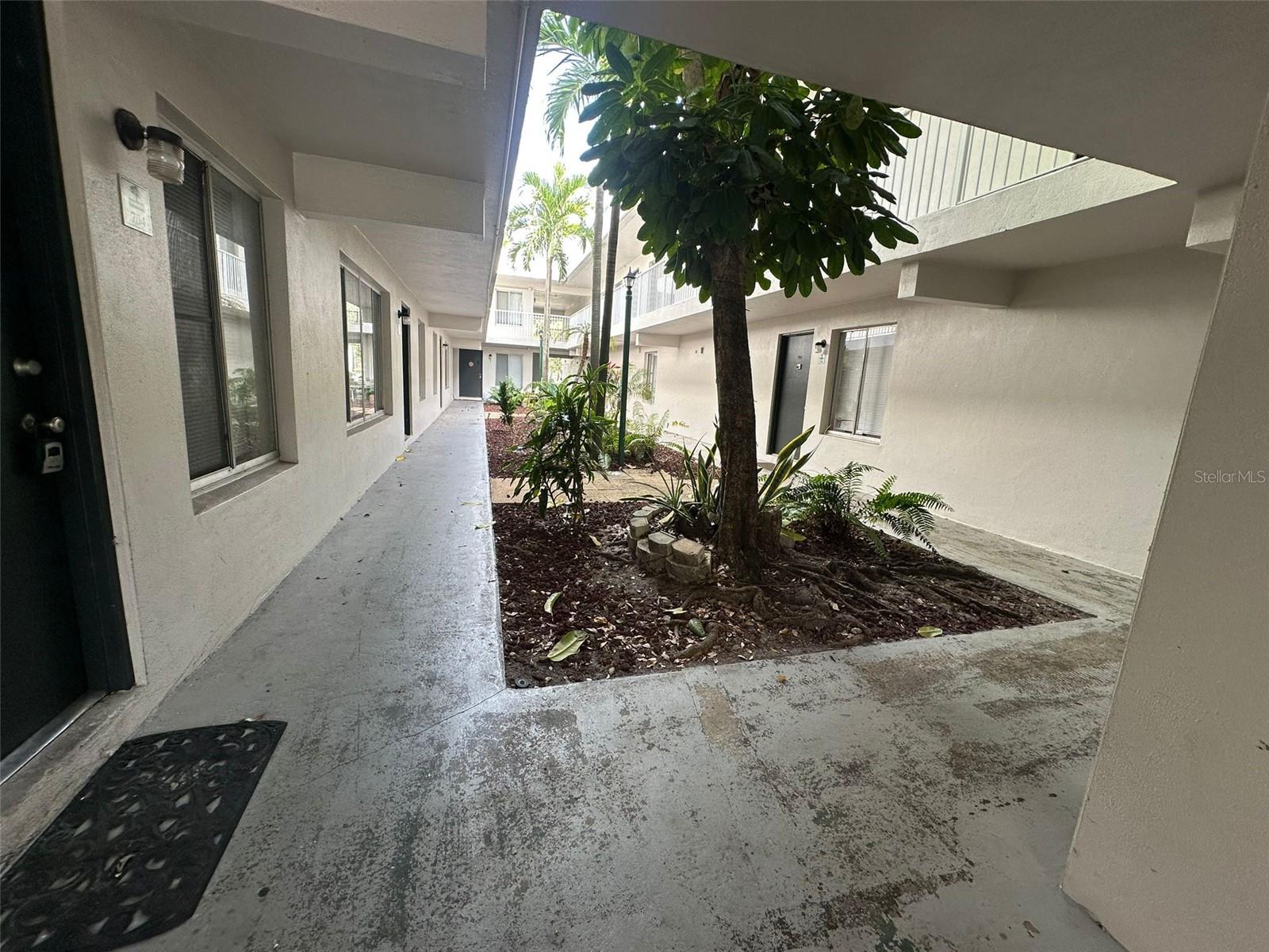 Image 17 of 31 For 1830 Maravilla Avenue 314