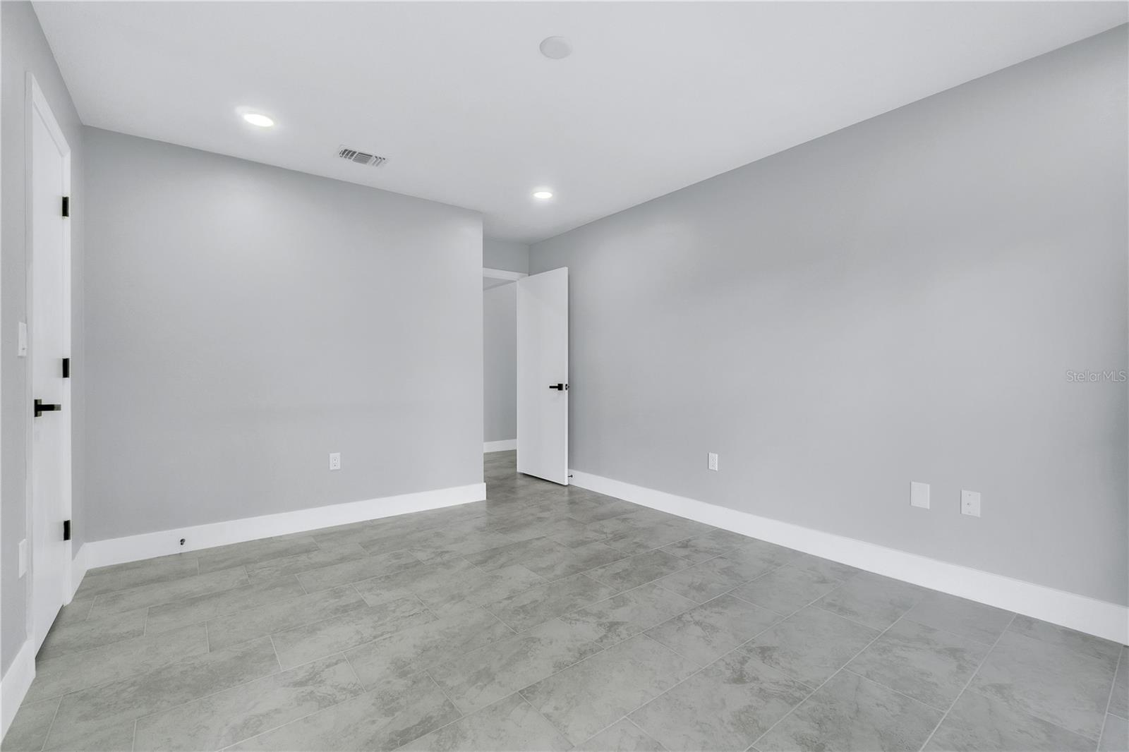Image 17 of 42 For 2679 Forest View Lane