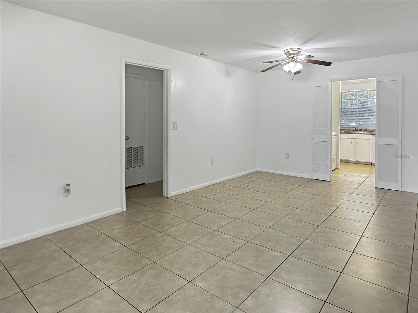 Image 5 of 18 For 508 Banyon Tree Circle 202