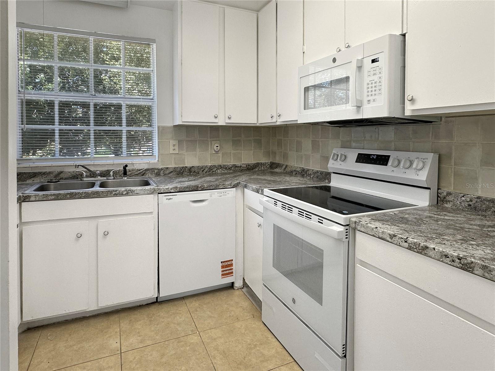 Image 8 of 18 For 508 Banyon Tree Circle 202