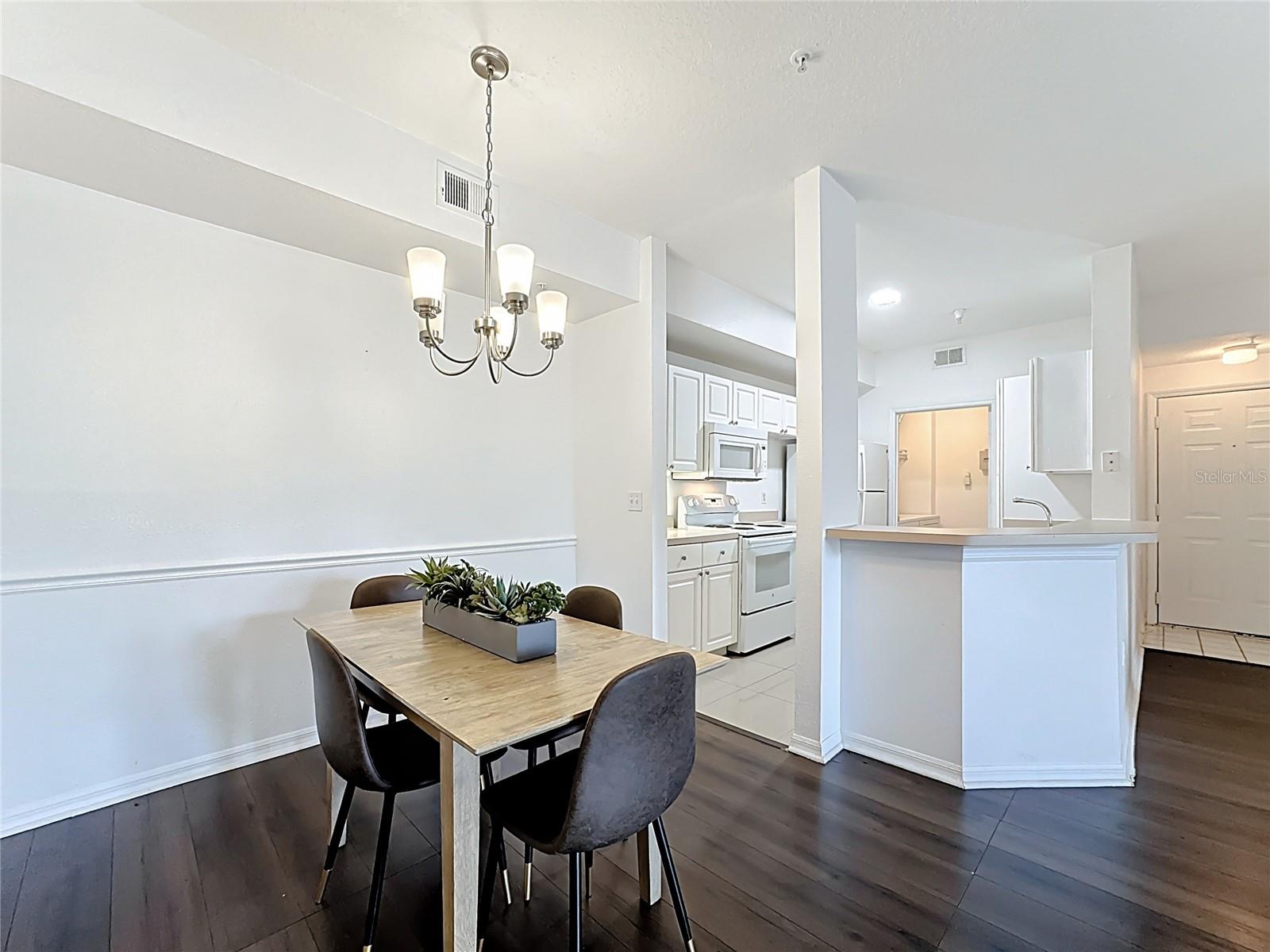 Image 10 of 43 For 5548 Metrowest Boulevard 209