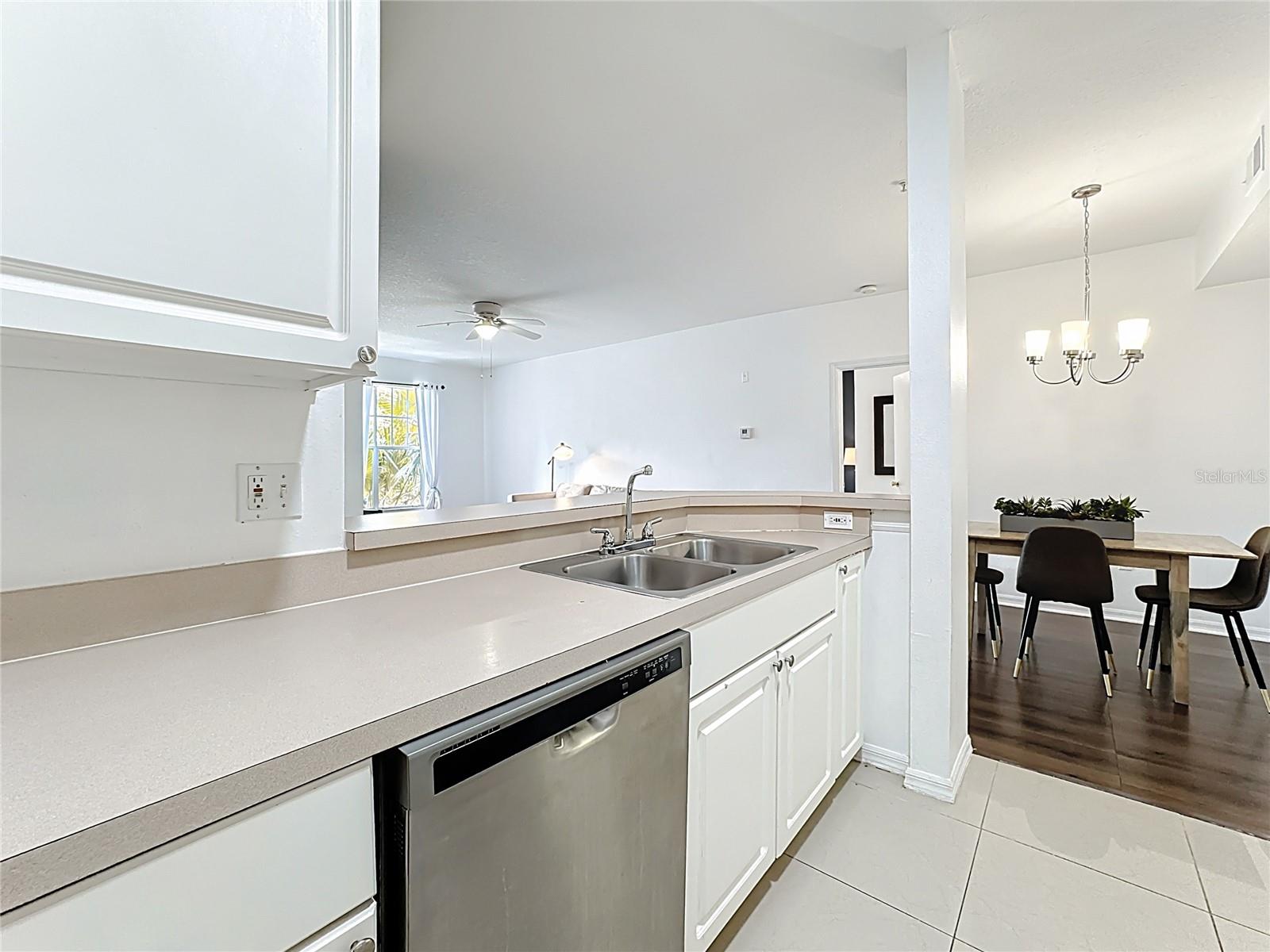 Image 13 of 43 For 5548 Metrowest Boulevard 209