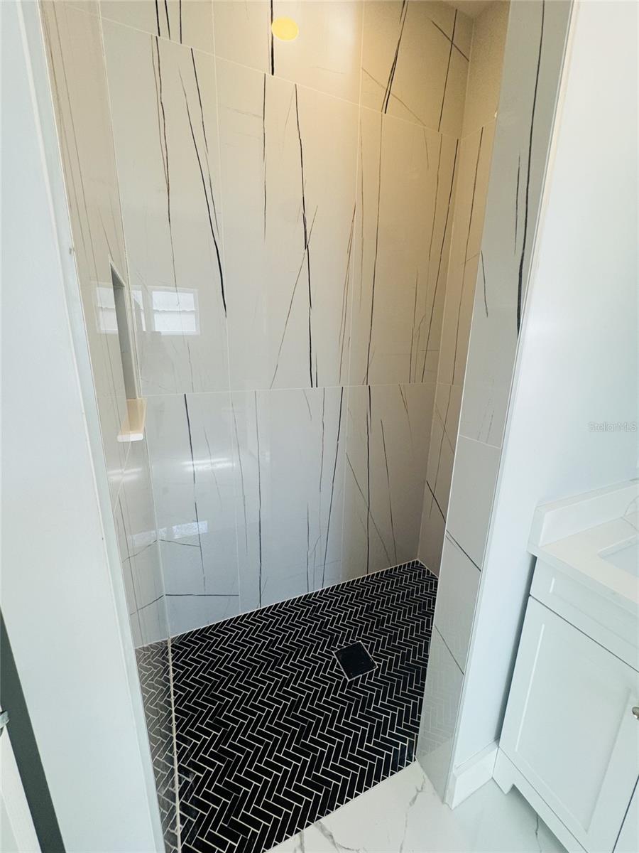 Image 35 of 48 For 454 Mercedes Court