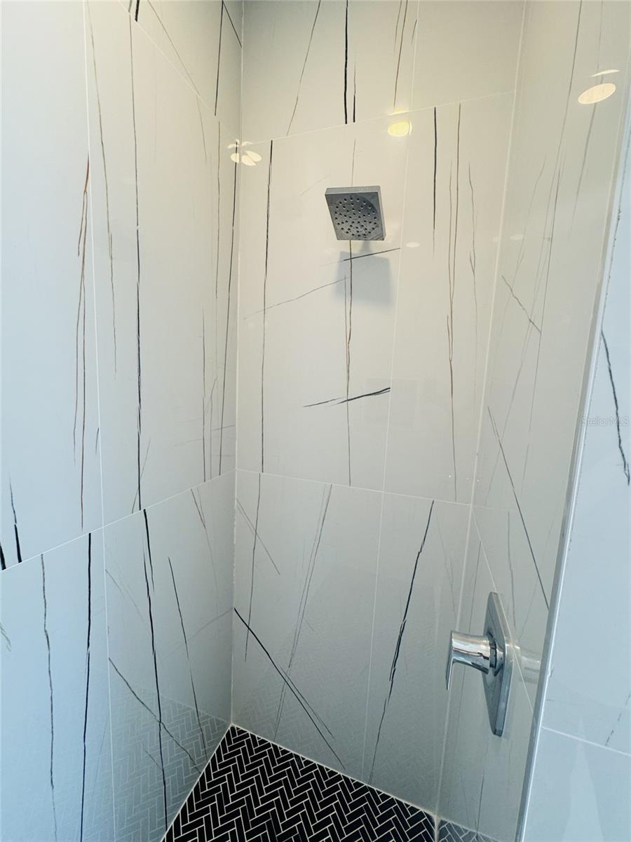 Image 36 of 48 For 454 Mercedes Court