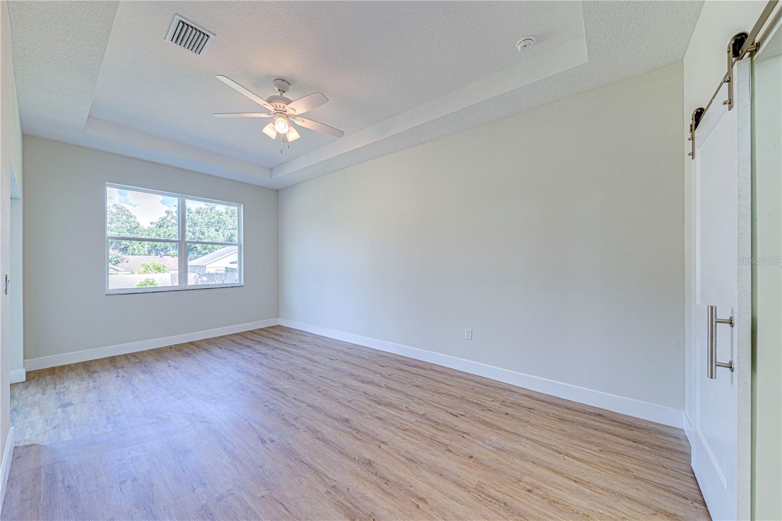 Image 17 of 27 For 233 Pine Avenue