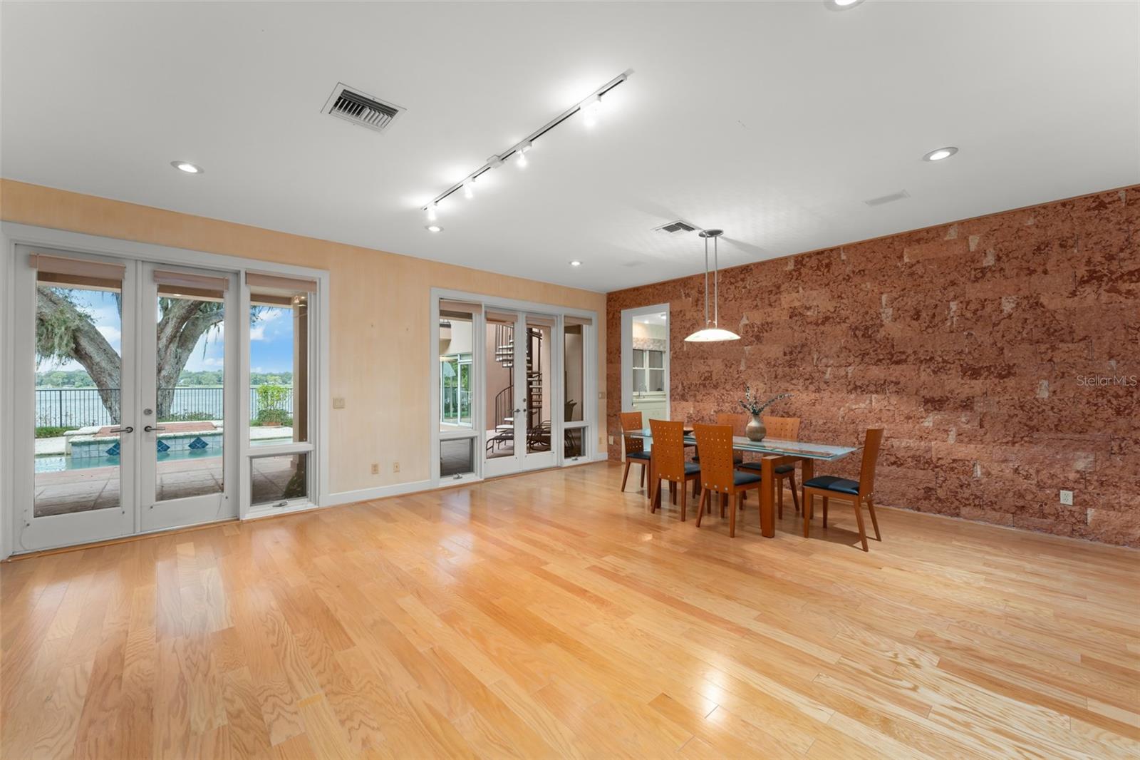 Image 16 of 47 For 5036 Latrobe Drive