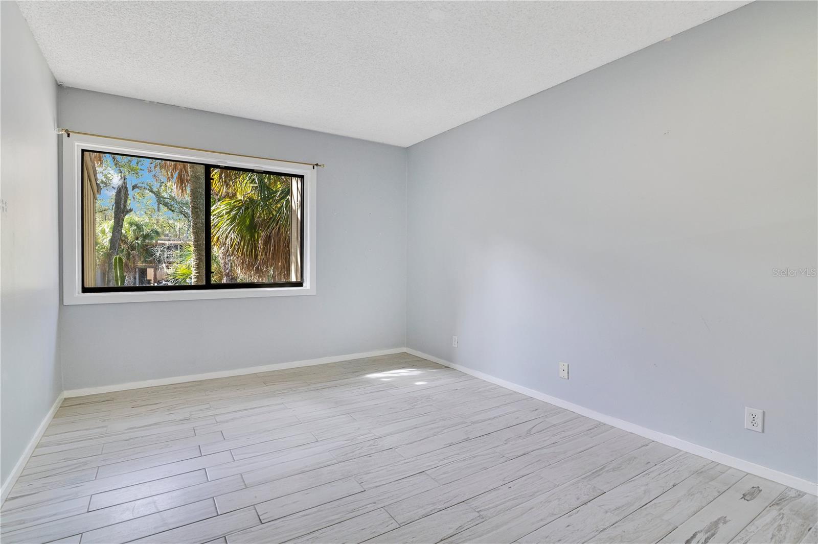 Image 15 of 25 For 202 Crown Oaks Way 201