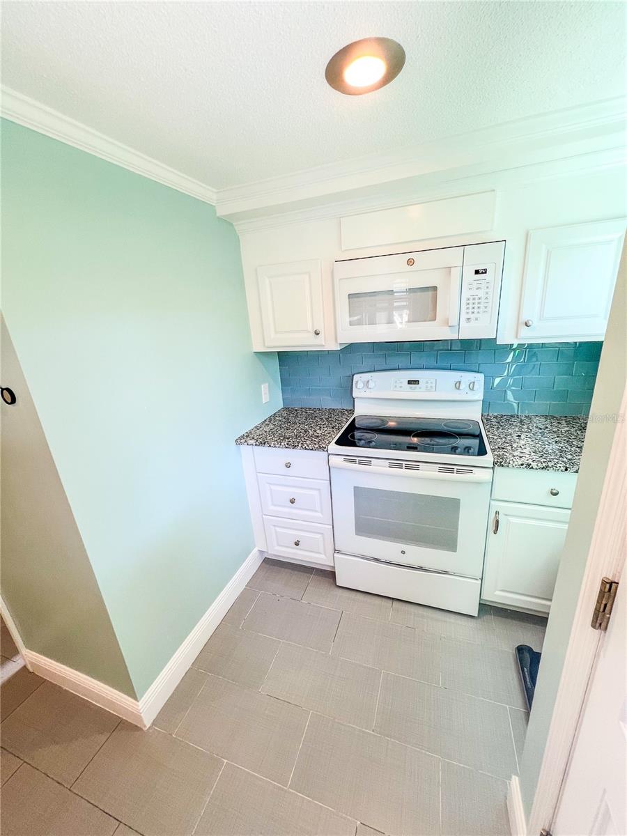 Image 4 of 11 For 33 Hampton Avenue