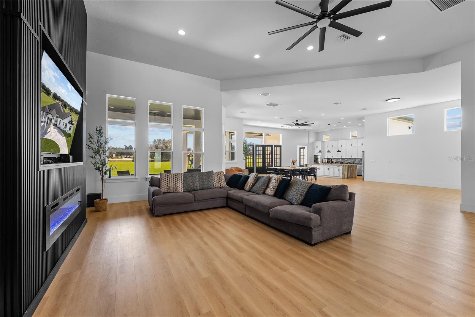 Image 10 of 62 For 18800 Groves Drive