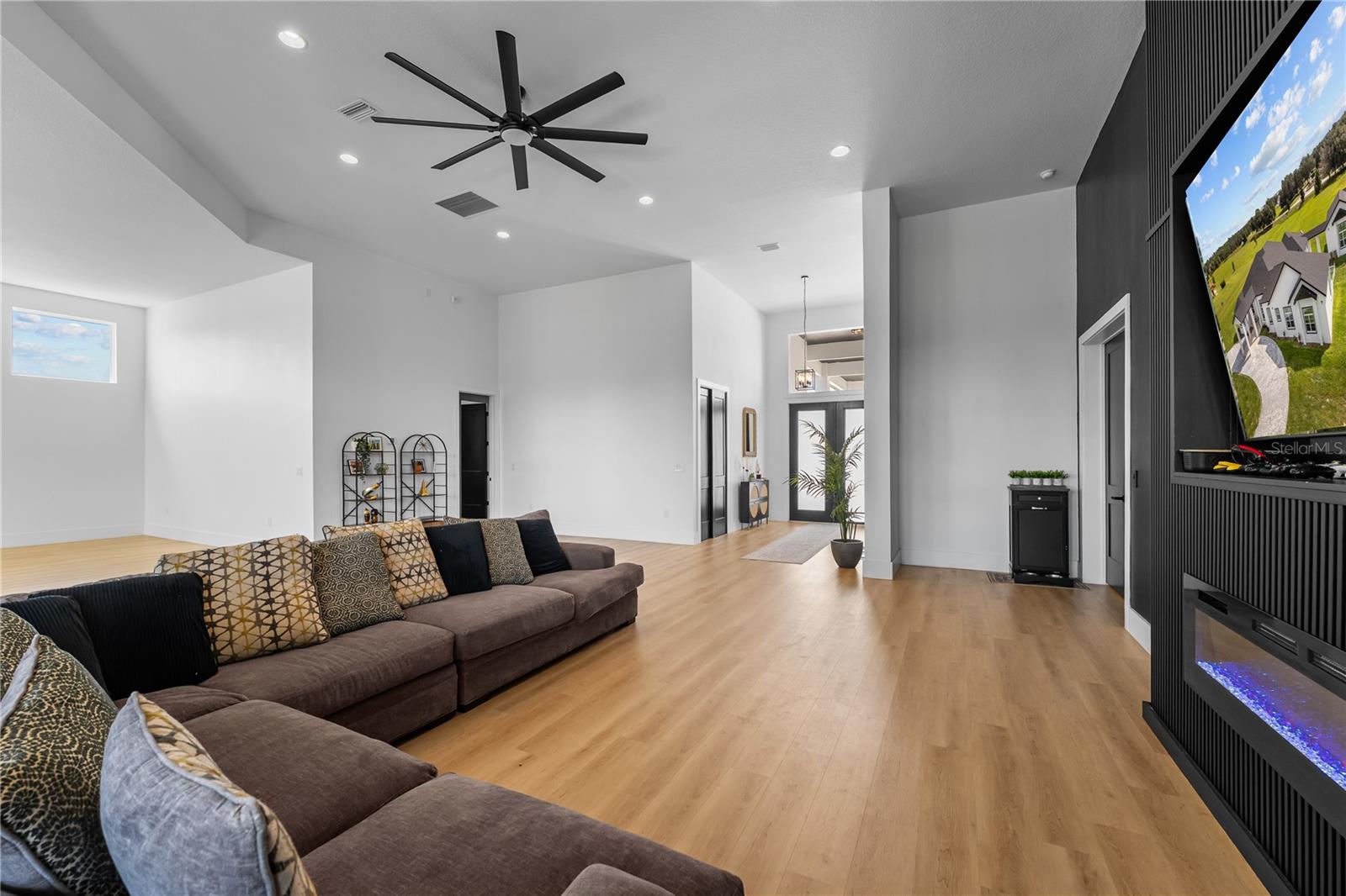 Image 14 of 62 For 18800 Groves Drive