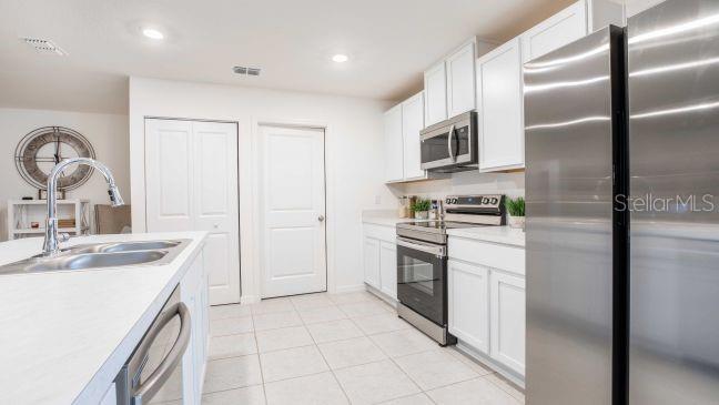 Listing photo id 3 for 3063 Griffin Street