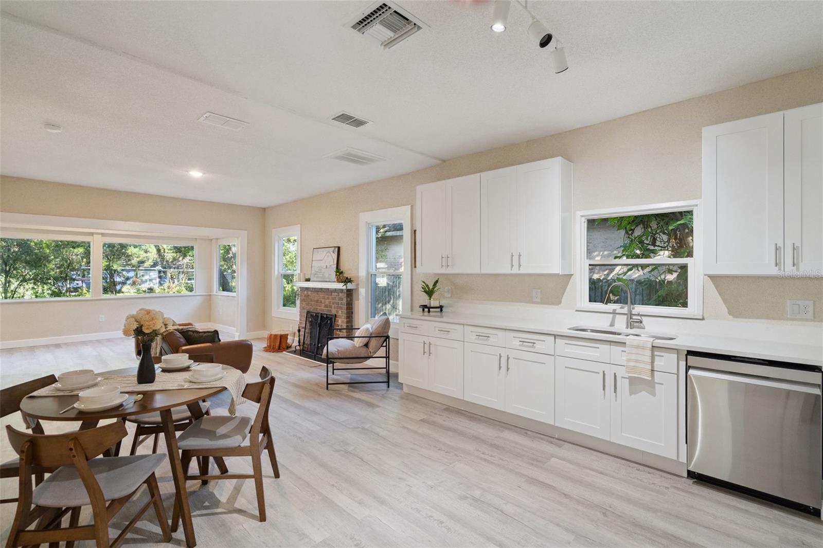 Image 17 of 41 For 2415 Laurel Avenue