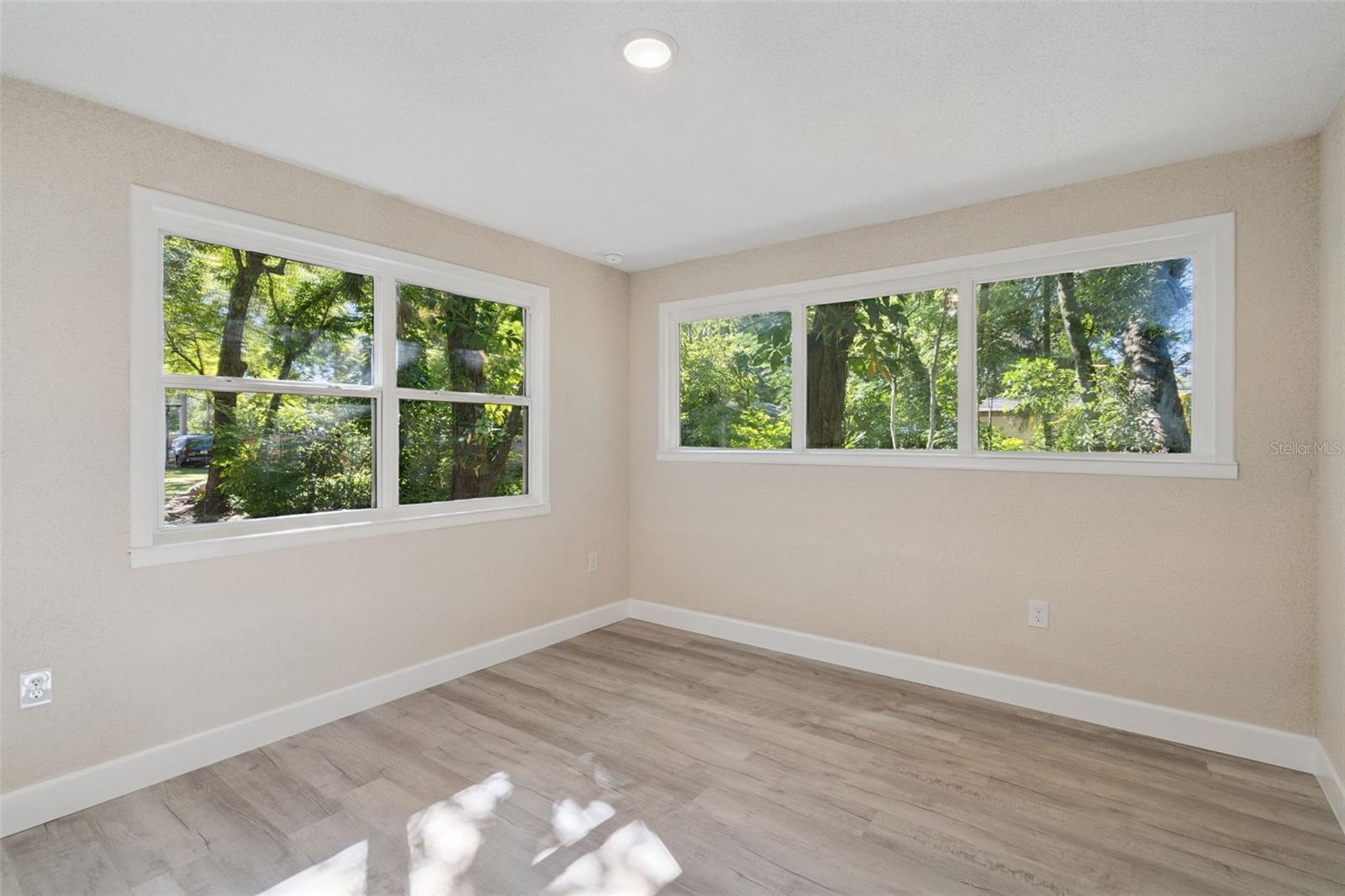 Image 23 of 41 For 2415 Laurel Avenue