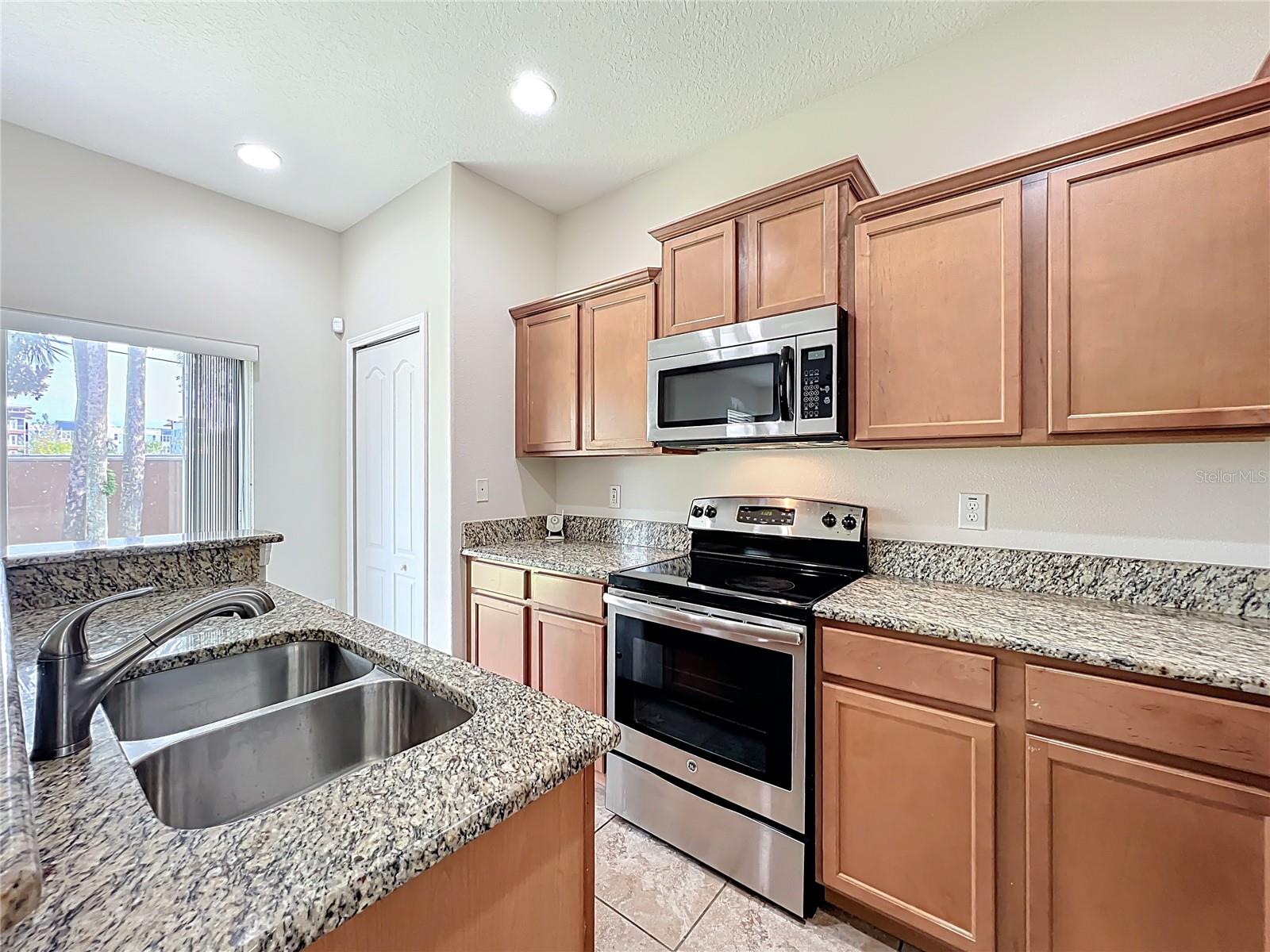 Image 11 of 44 For 10811 Savannah Landing Cir