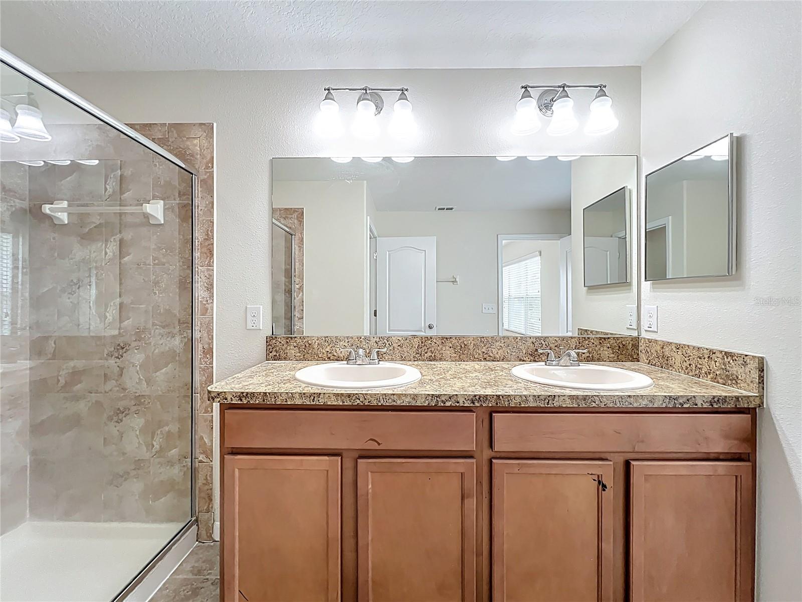 Image 16 of 44 For 10811 Savannah Landing Cir