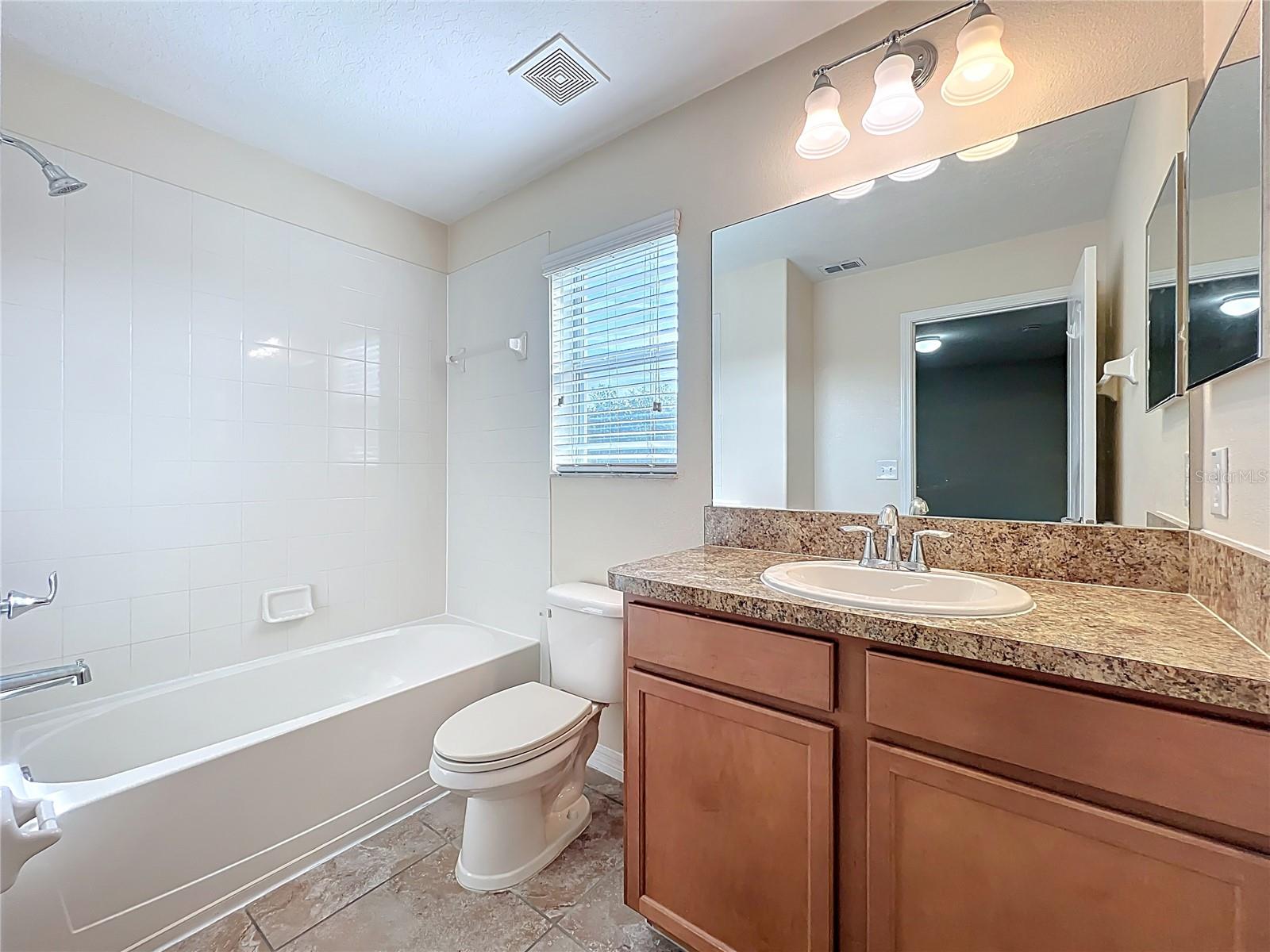Image 17 of 44 For 10811 Savannah Landing Cir