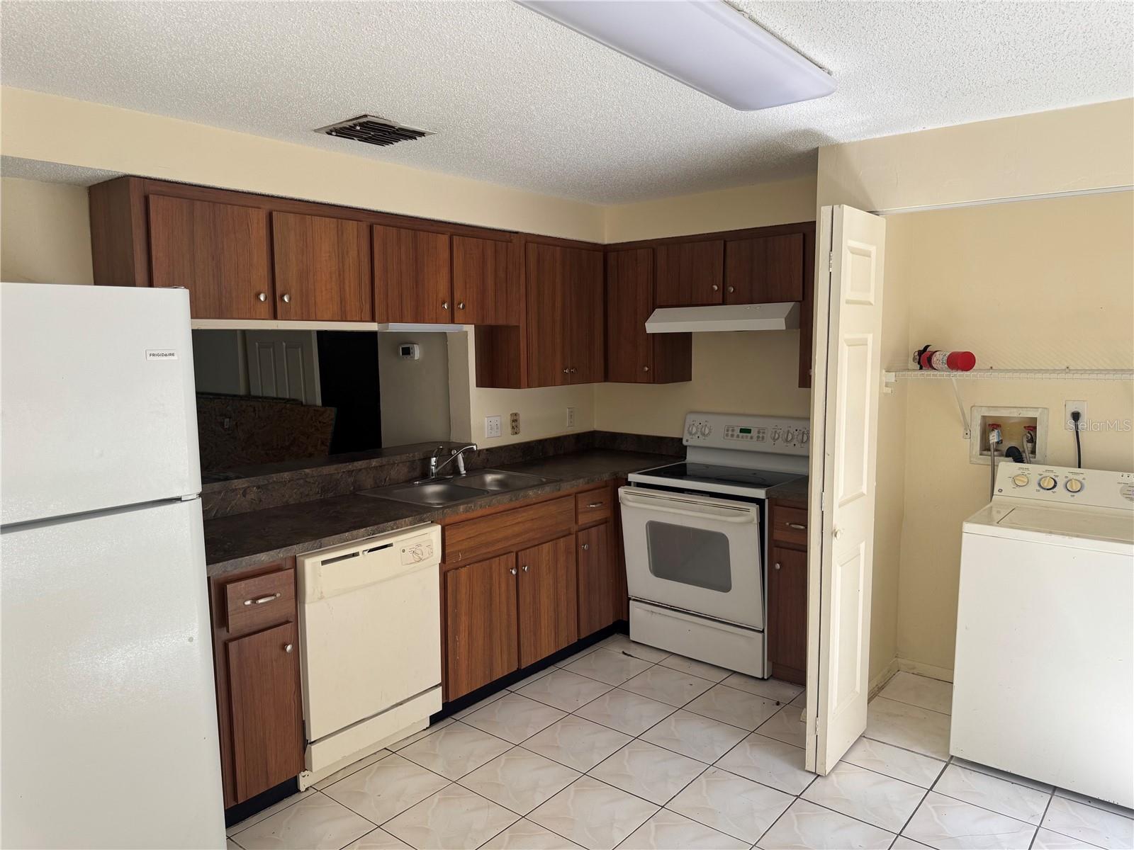 Image 2 of 8 For 4908 Silver Oaks Village A